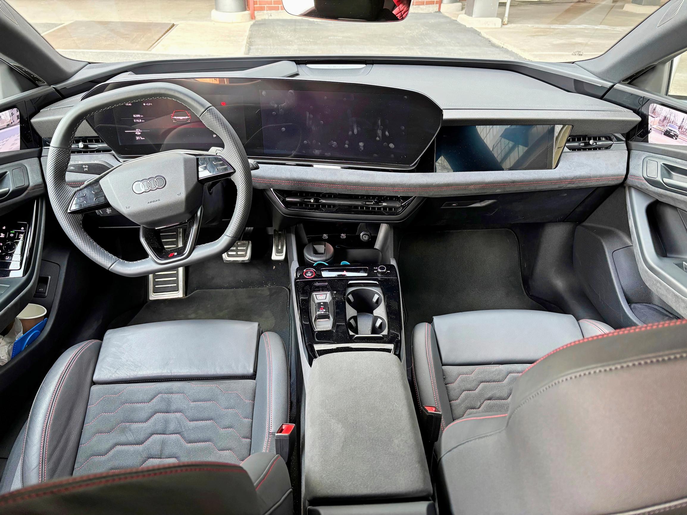 Audi S6 Avant e-tron on yleisilmeessä askeleen konsernisisar Volkswagenia edellä. Myös tietoviihdenäytön ja säätimien käytettävyys on paremmalla tolalla.