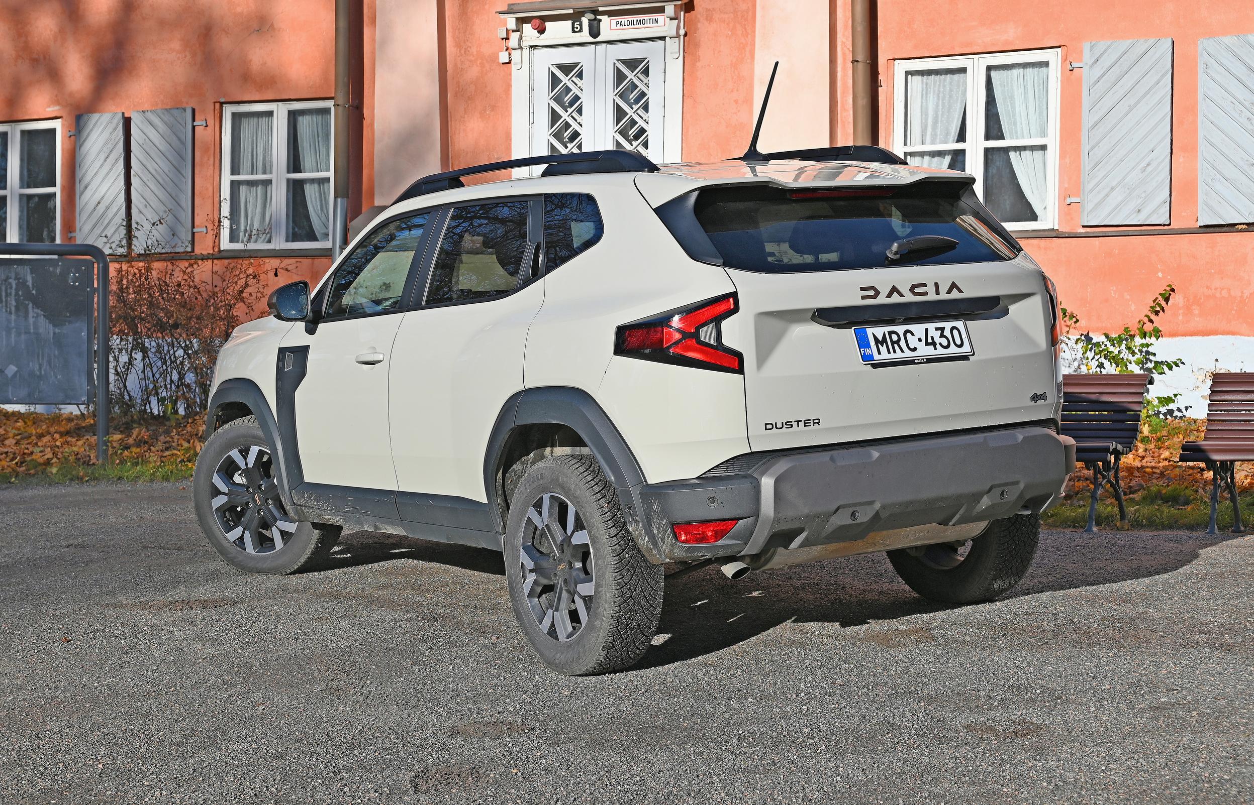 Dacia Dusterin manuaalivaihteisto on hieman kulmikas, eikä sen hämmentely oikein tunnu enää tämän päivän jutulta. Koska moottorin alavääntö on ohutta, manuaalin kanssa joutuu aluksi opettelemaan uusille tavoille.