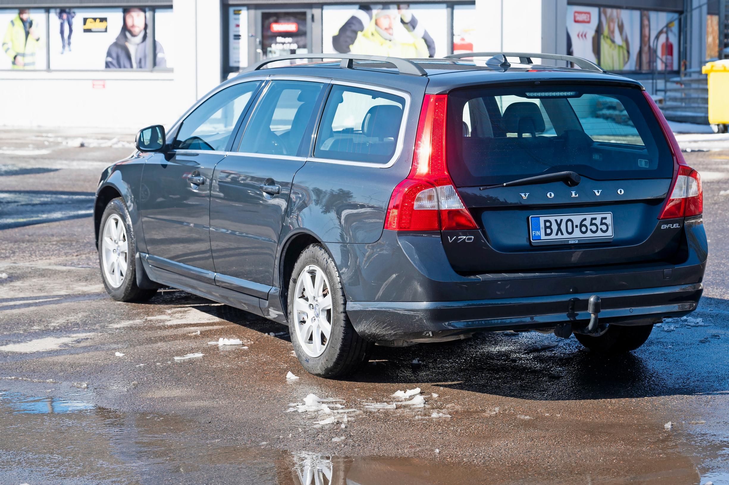 Volvo V70 Bi-Fuel vuosimallia 2012 syö etanolia ja bensaa. Lue käytetyn koeajo -artikkeli.