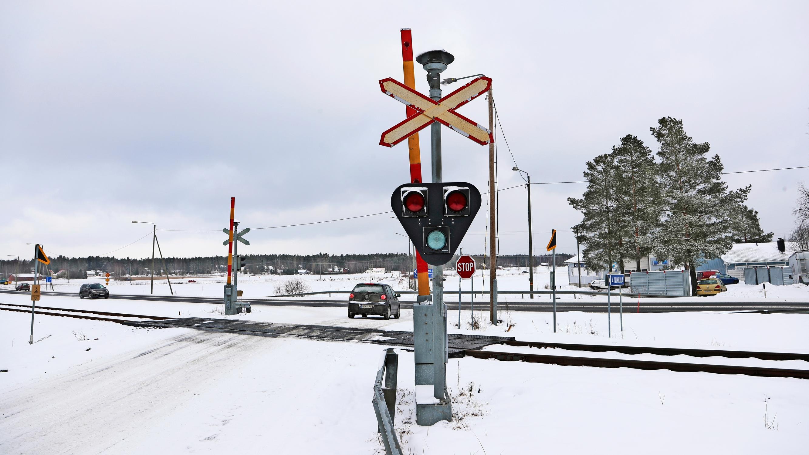 Tasoristeyksissä on kuollut jo 142 ihmistä 2000-luvulla – Miten tämä on mahdollista? Liikenneturvan asiantuntija vastaa