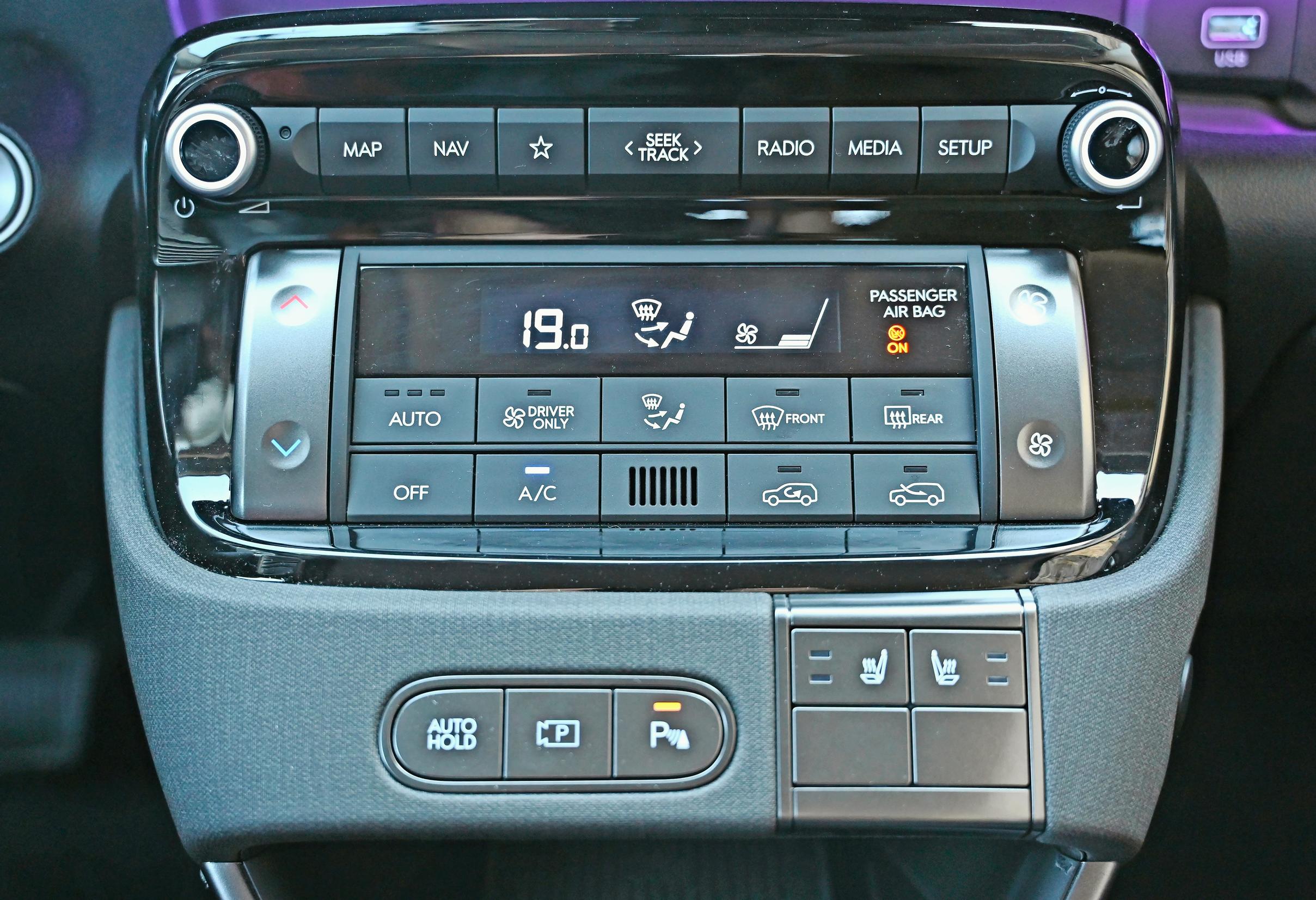 Hyundai Insterin mutkatonta käytettävyyttä sujuvoittavat ilahduttavasti monet fyysiset painikkeet. Virkistävä poikkeus.