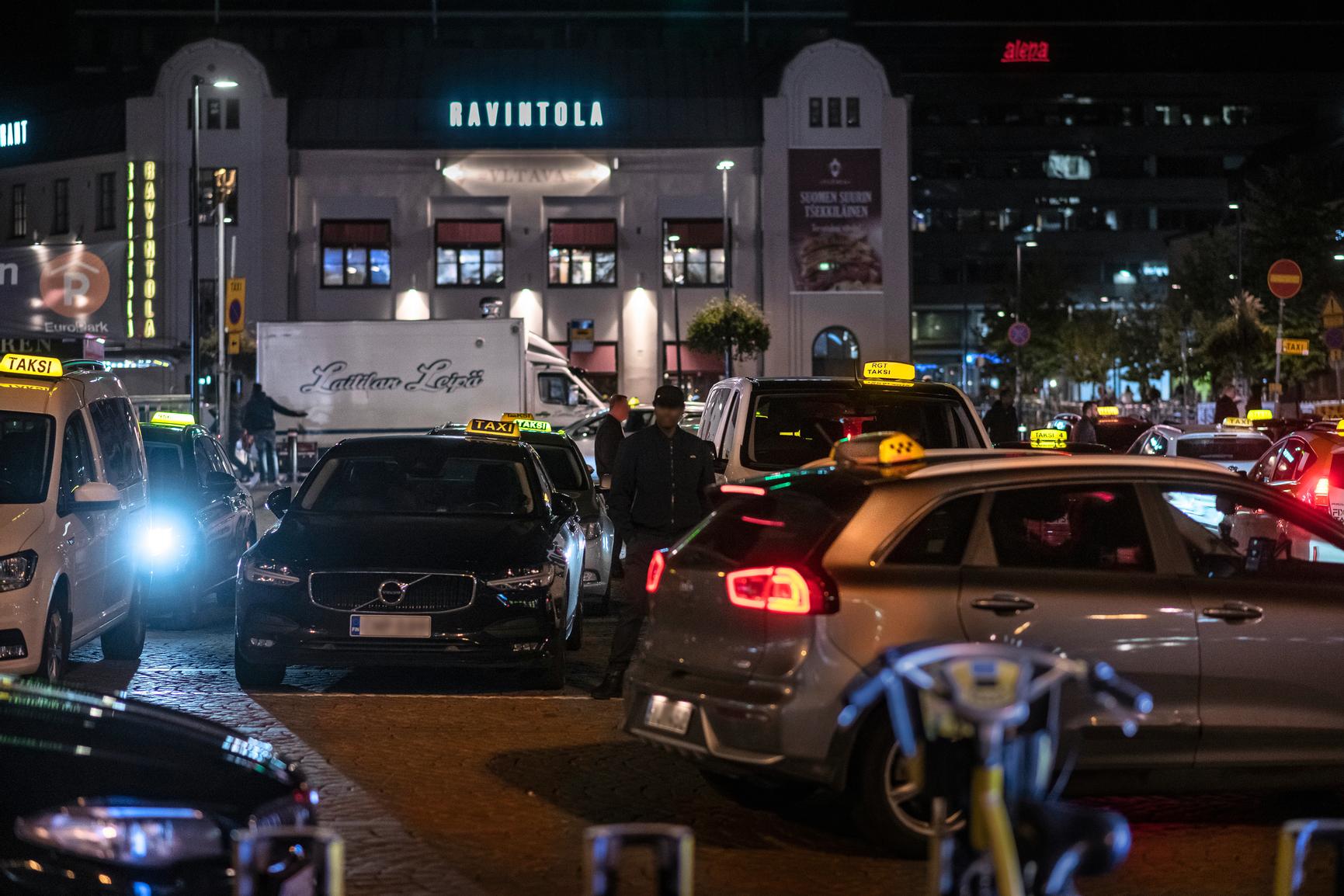 Taksiuudistus loi kaaoksen – Helsingistä tuli villi länsi | Apu