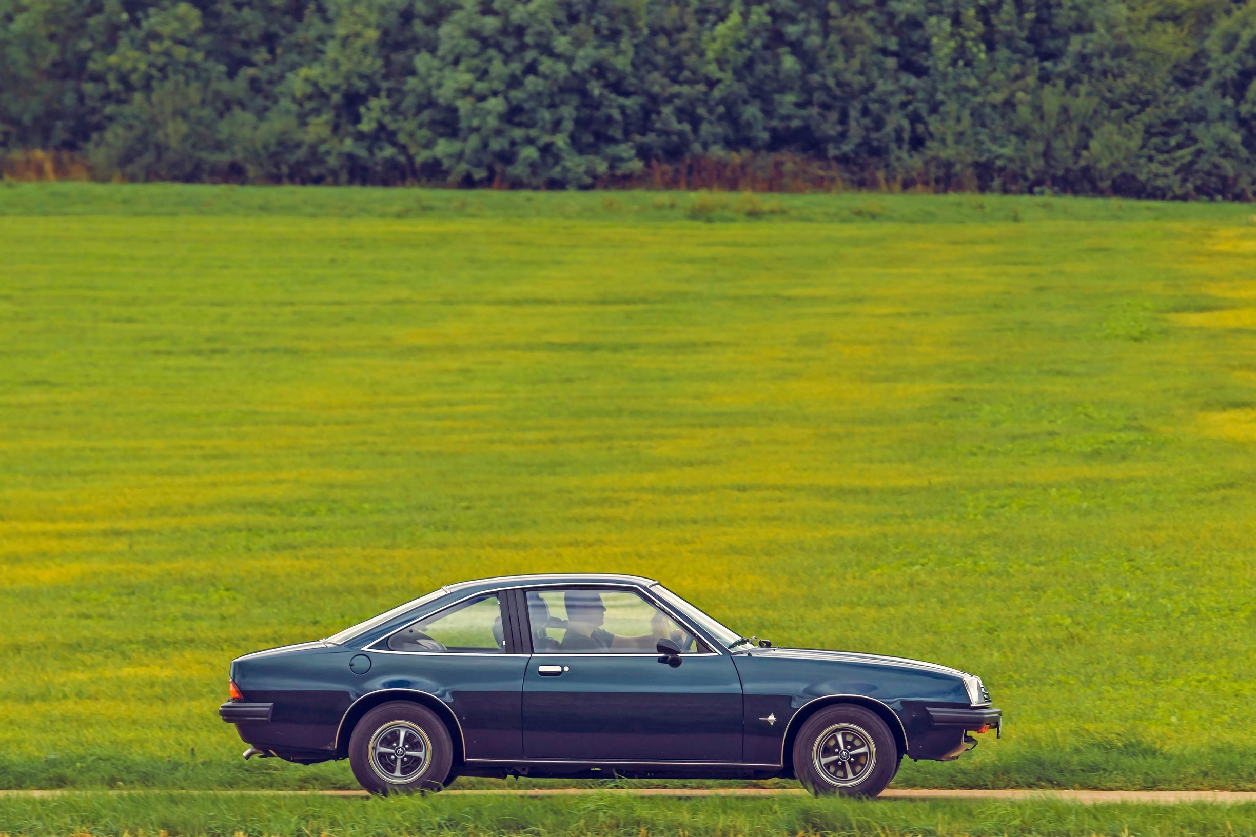 Opel Manta | Toisen sukupolven Manta on linjoiltaan todella puhdaspiirteinen. Ei mitään turhaa kikkailua.