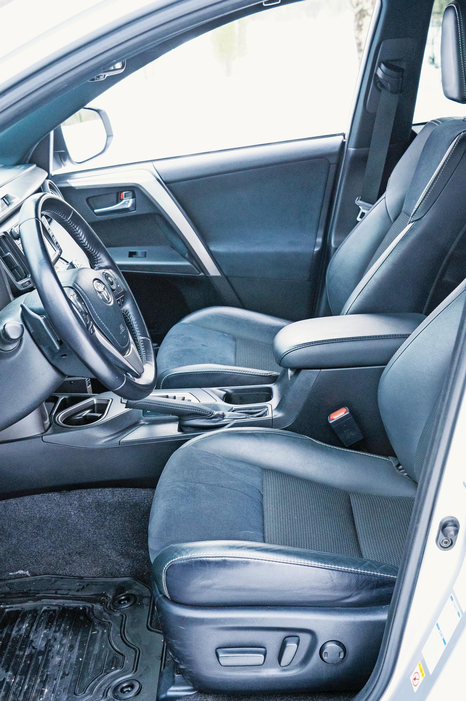 Toyota RAV4:n kuljettajan istuimessa on sähkösäädöt.