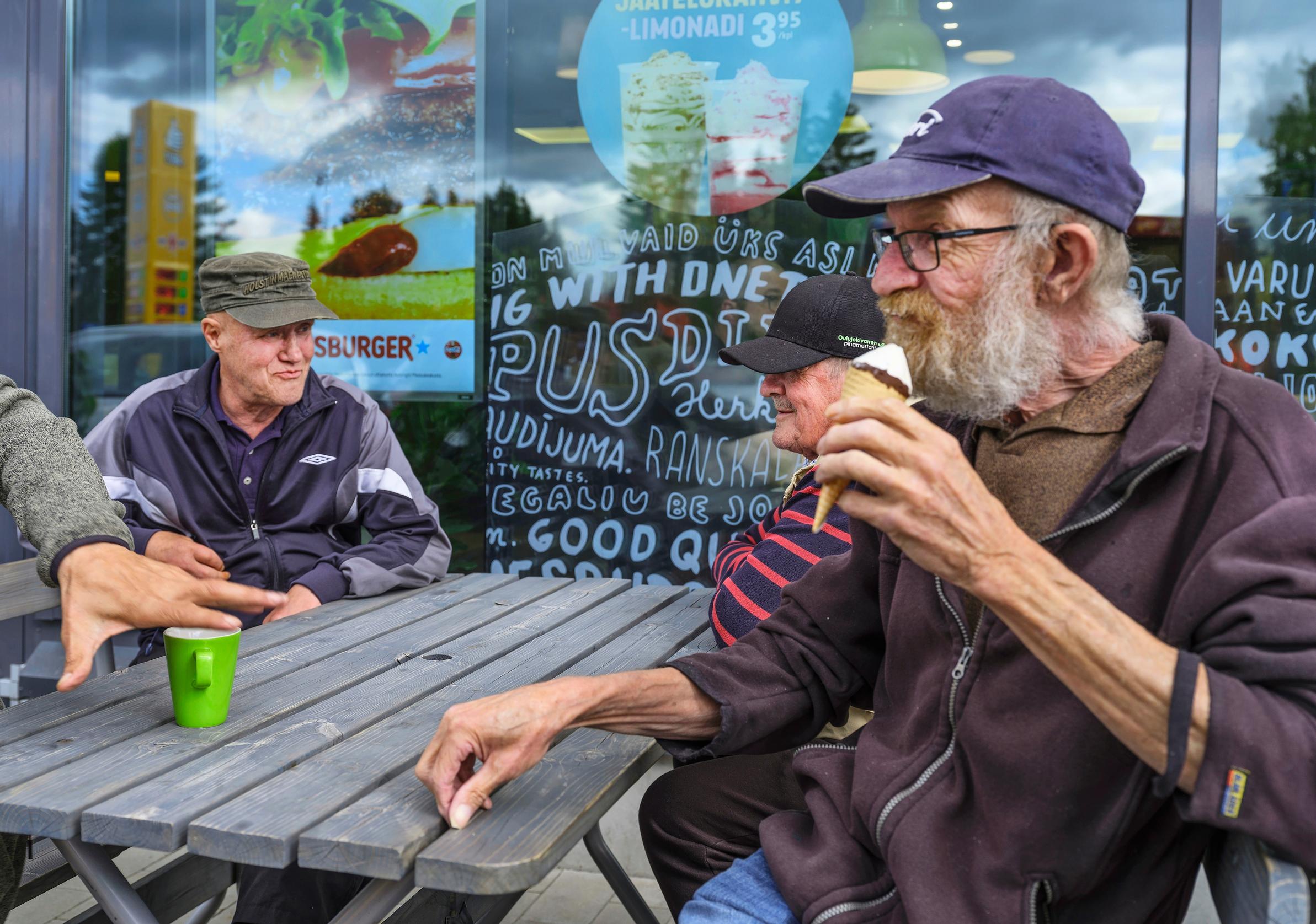 Pohjois-Pohjanmaan kunnissa on joka kylällä omia legendojaan, kertoo eläkkeellä oleva muhoslainen rekkamies Kari (oik.). Hän sekä Johannes ja Väiski kokoontuvat usein huoltoasemalle parantamaan maailmaa, joka ei kuitenkaan heidän mukaansa ole vielä parantunut.
