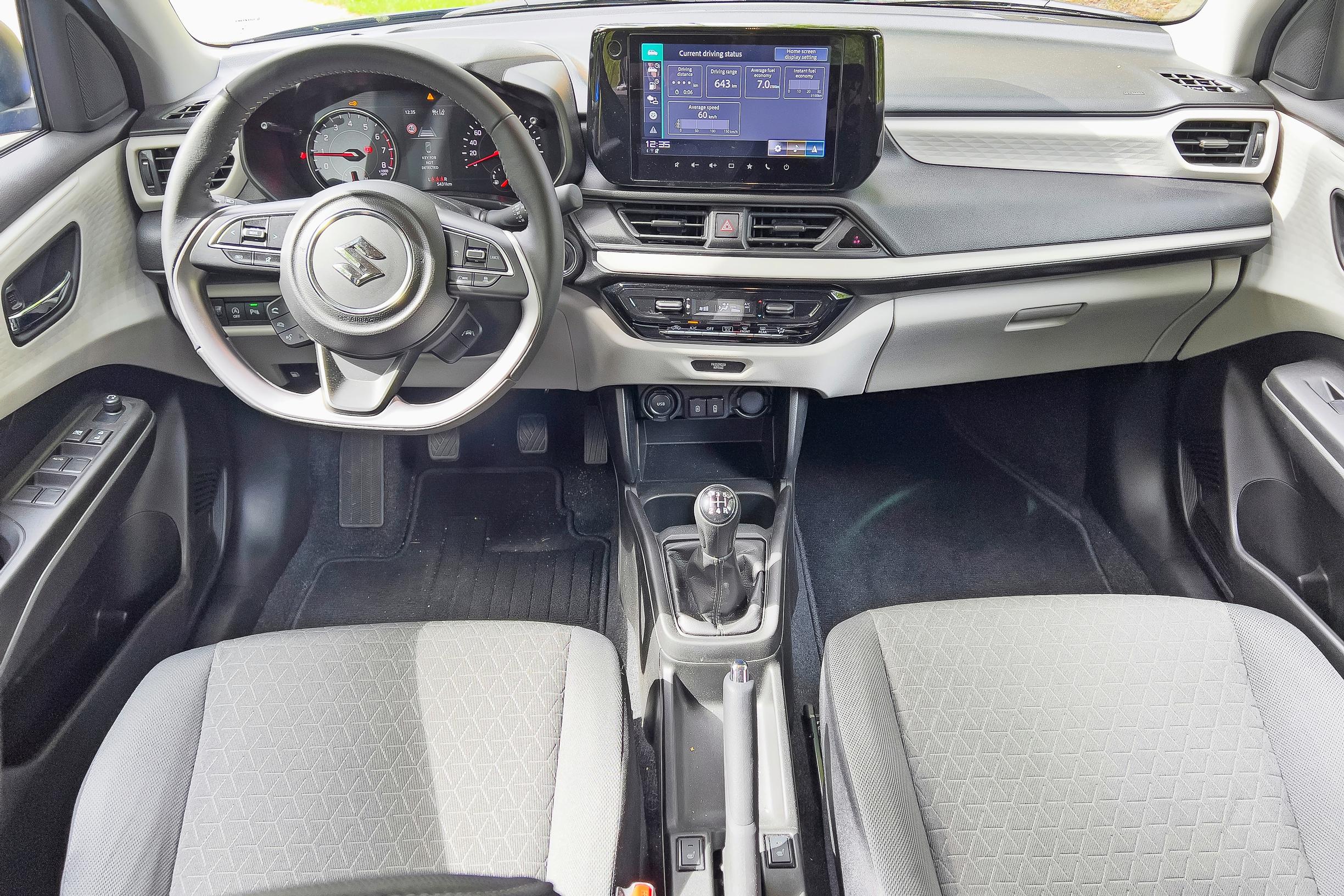 Suzuki Swiftin ison keskinäytön käyttö on helppoa ja loogista.