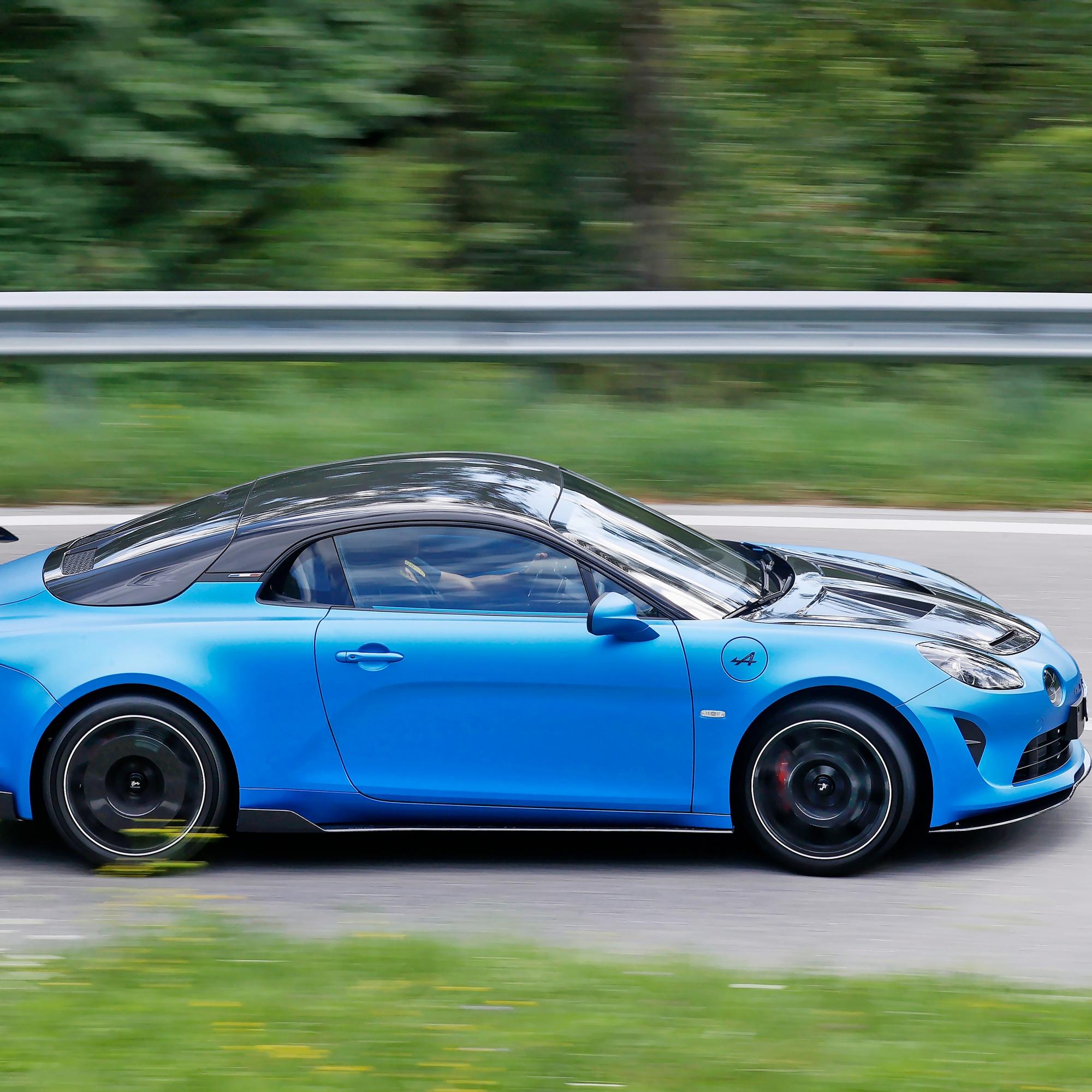 Alpine A110 R – Turbo sihisee ja ärisee kuljettajan niskan takana kuin kiimainen kissa