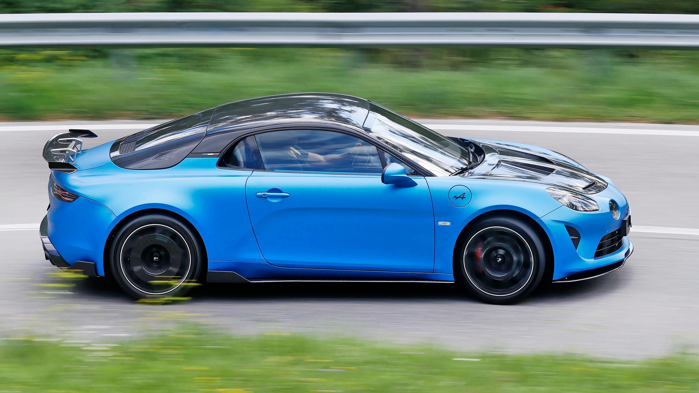 Alpine A110 R – Turbo sihisee ja ärisee kuljettajan niskan takana kuin kiimainen kissa