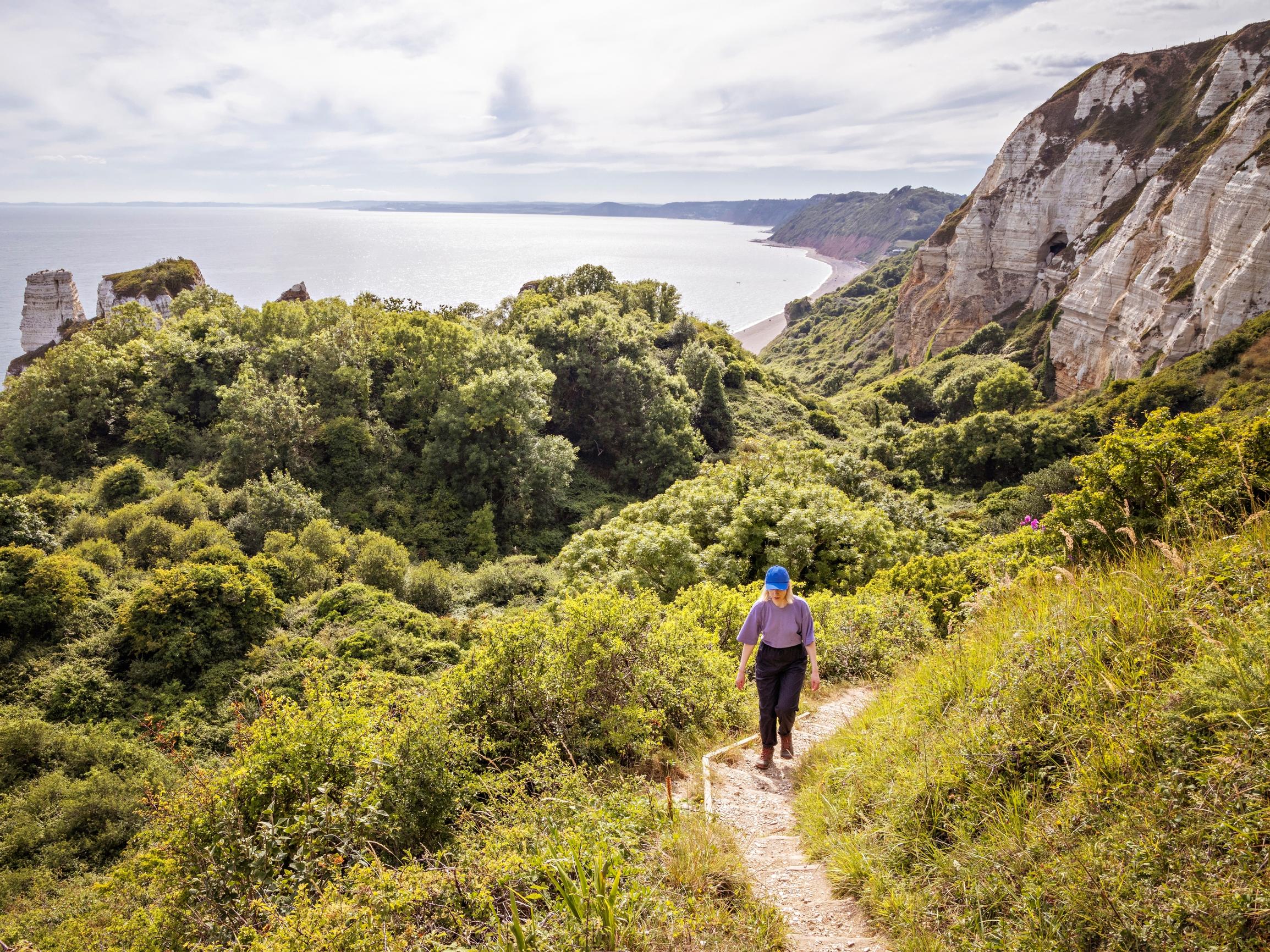 Tämä on koko Englannin upeimpia patikointireittejä: Mondo kulki Jurassic Coastin komeissa merimaisemissa