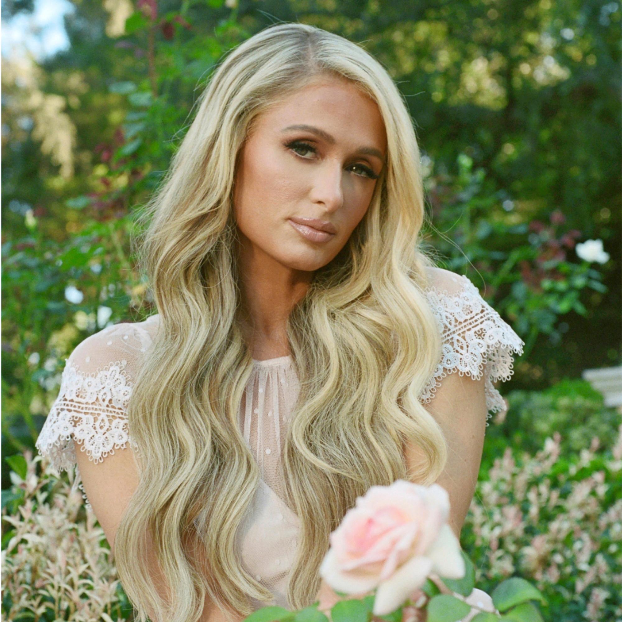 Paris Hilton kertoo Avun haastattelussa suhteestaan Carter Reumiin: ”Meillä synkkasi heti – olemme parhaita kavereita”