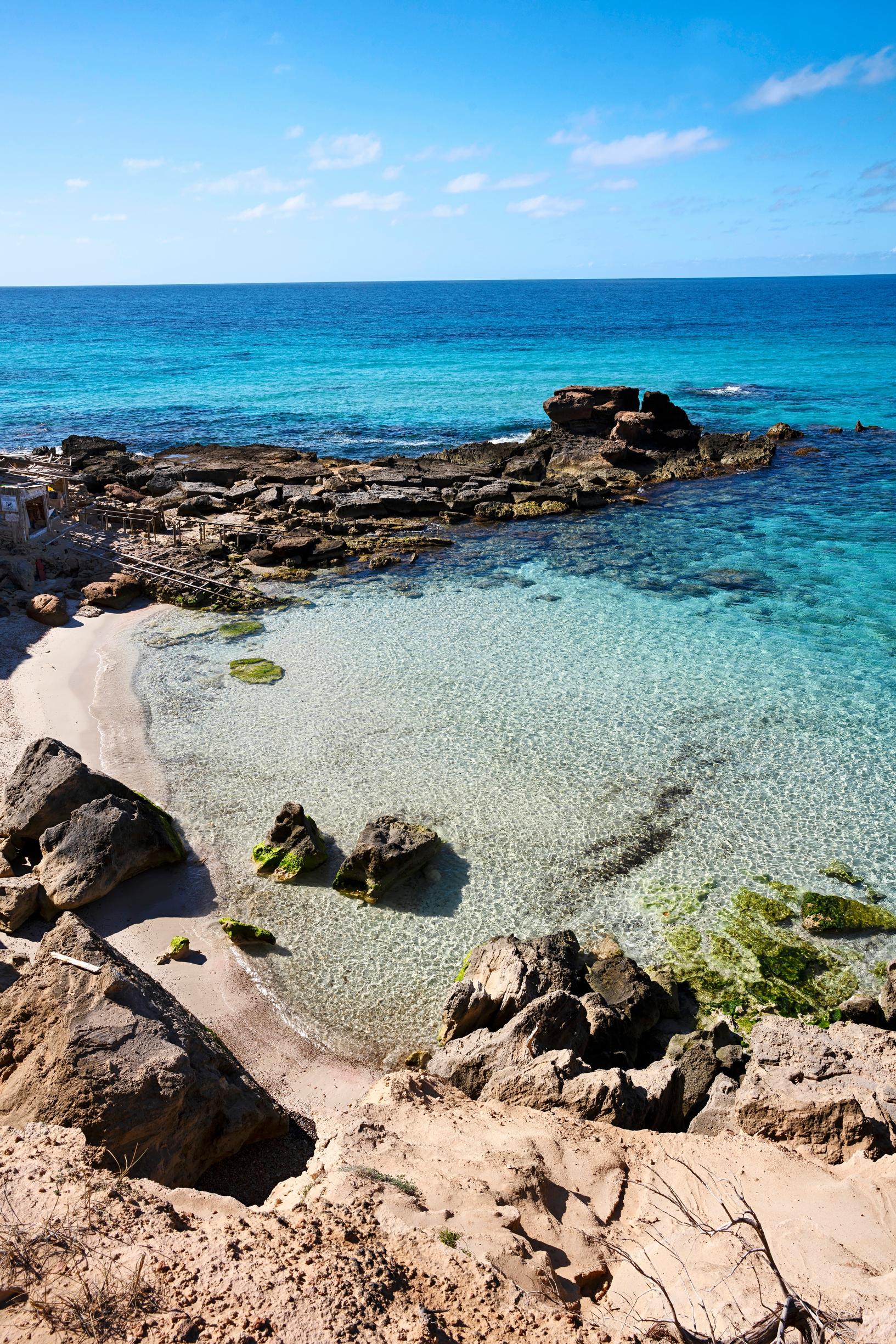 Formenteran kauneimmaksi paikaksi sanotaan usein Caló Des Mortin lahtea, mutta muitakin hyviä vaihtoehtoja saarella riittää.