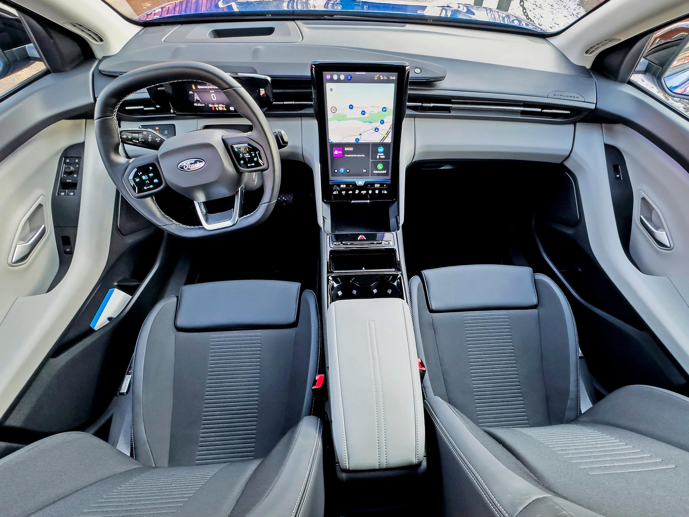 Ford Explorerin ohjaamossa on neliskanttinen ratti ja jättimäinen keskinäyttö. Siinä ovat ne tärkeimmät havainnot.