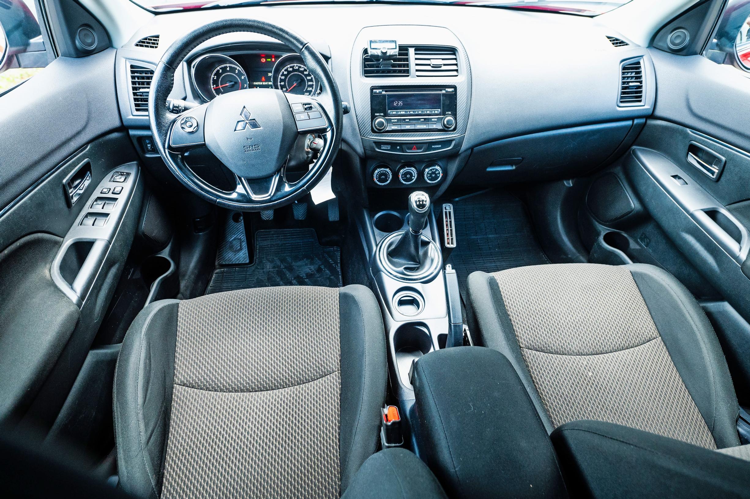 Käytetyn Mitsubishi ASX:n perinteinen kojelauta muistuttaa ajasta, jolloin isoja keskinäyttöjä ei ollut vielä keksitty.