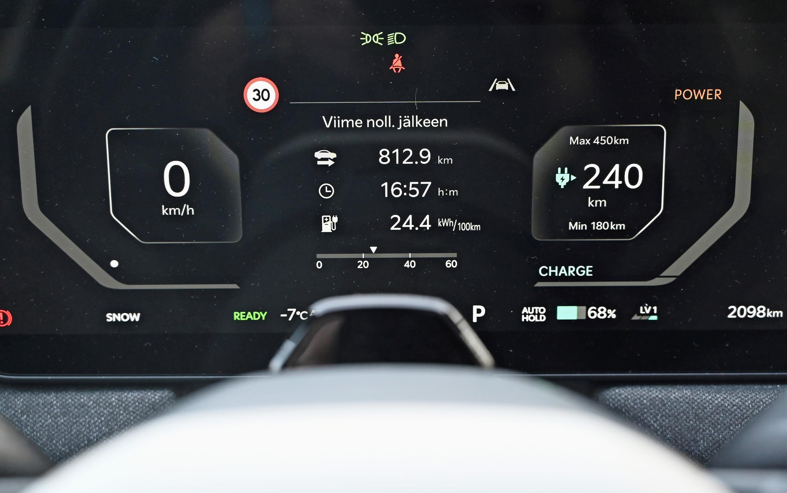 Kia EV3:n 12,3-tuumainen digimittaristo on pääosin helppolukuinen, vaikka informaatiota on tarjolla paljon.