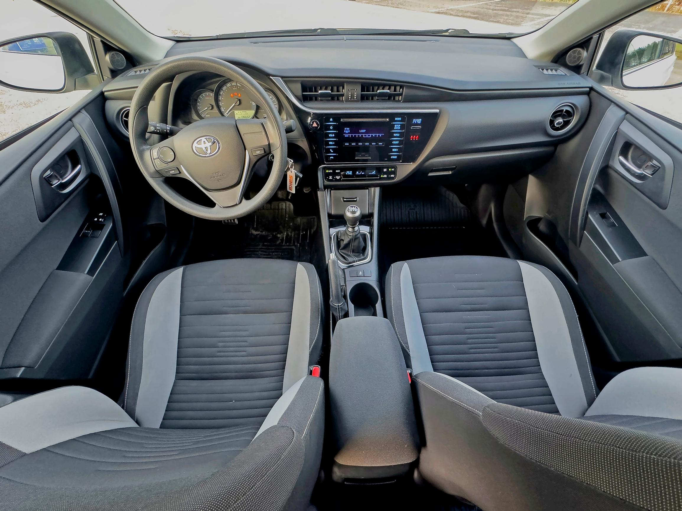 Toyota Auriksen kaikki hallintalaitteet ovat hyvin käsillä.