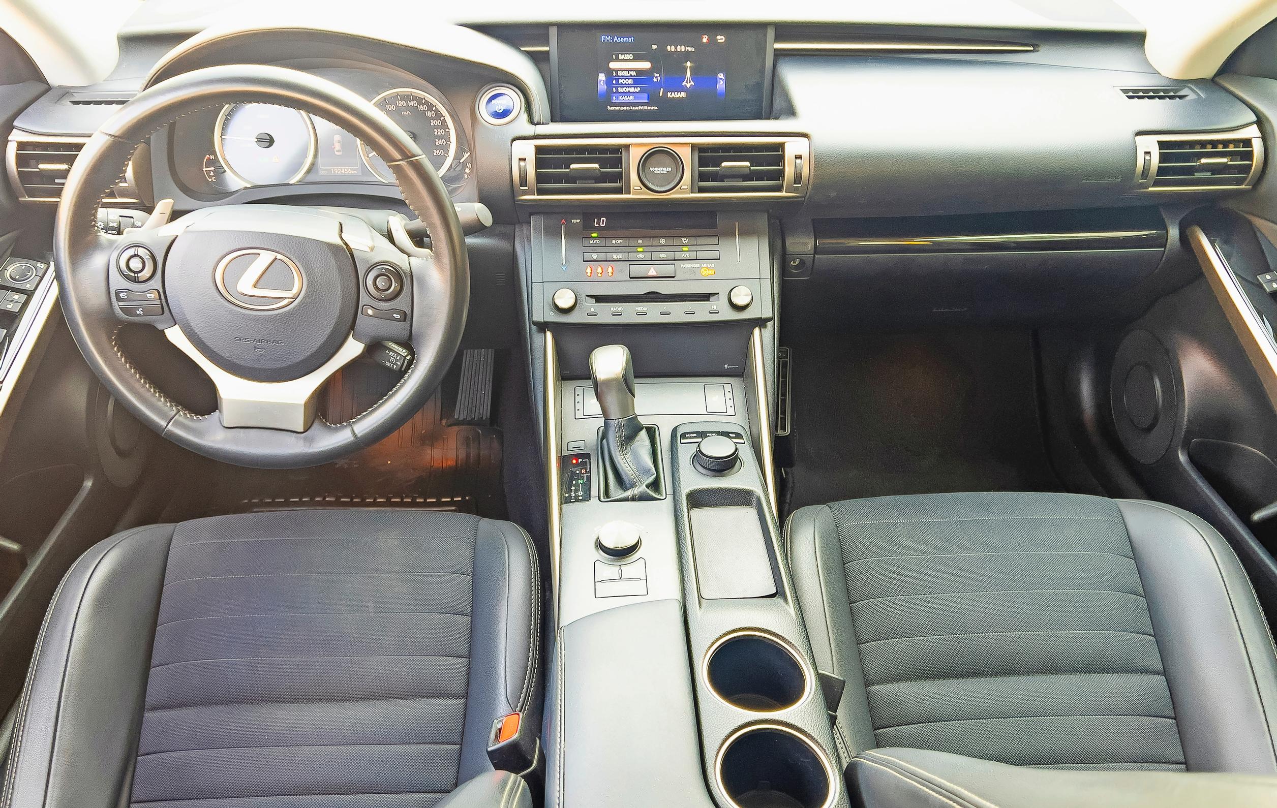 Lexus IS:n kojelauta on tyylikäs. Poikkeuksellisen pientä rattia on kiva puristaa.