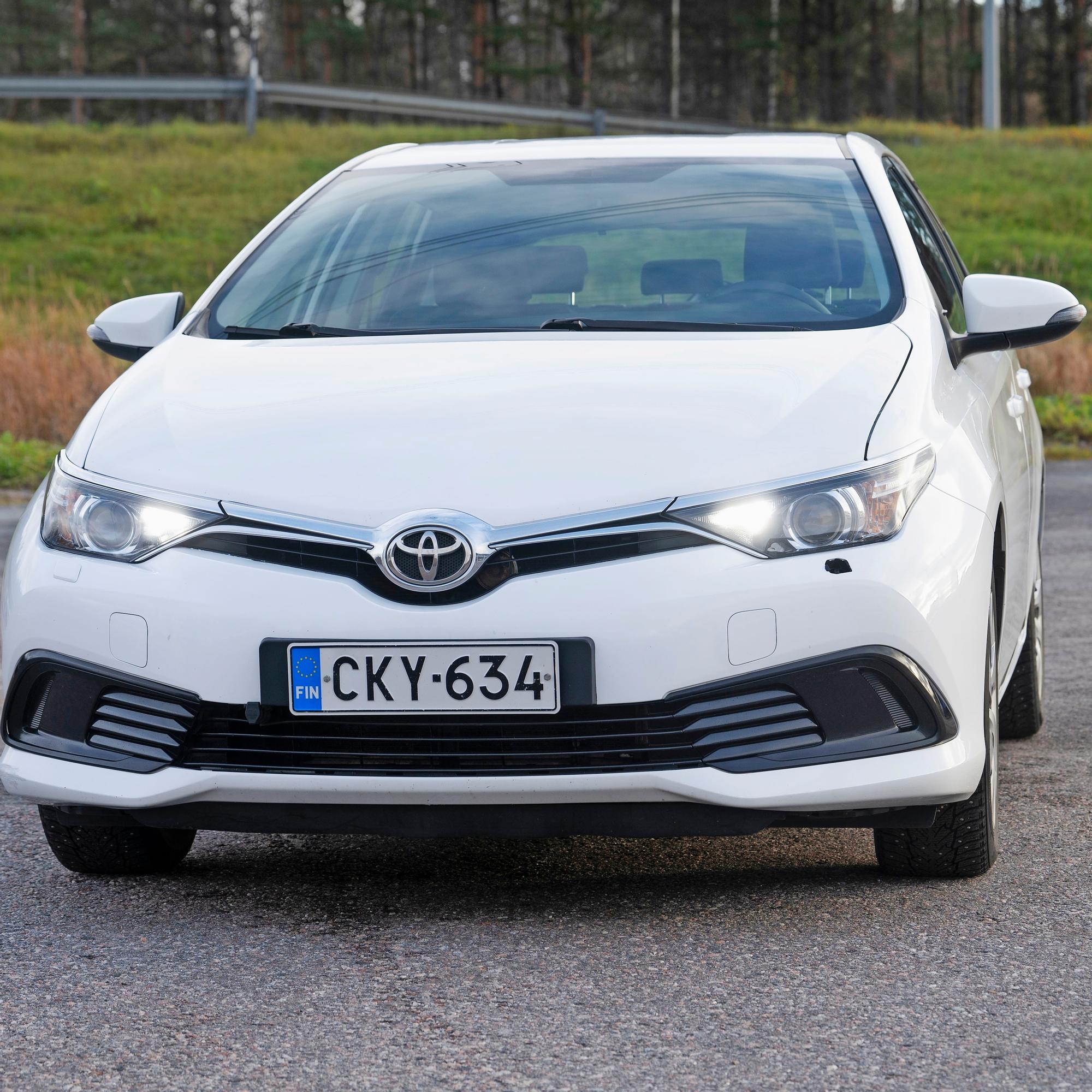 Toyota Auris vm. 2016 ei herätä minkäänlaisia intohimoja, ja hyvä niin – Jos haluat harmittoman auton, niin tästä lähtee 