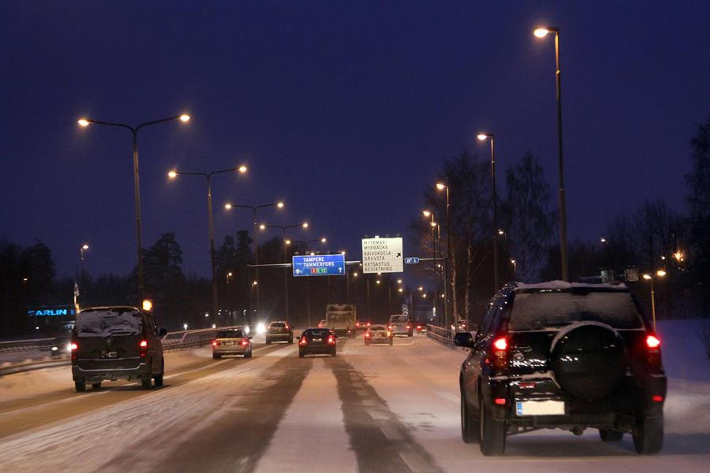 Kysely: Yllättävän harva tietää, kuinka oman auton ajovalot toimivat - tärkeää etenkin syyspimeällä