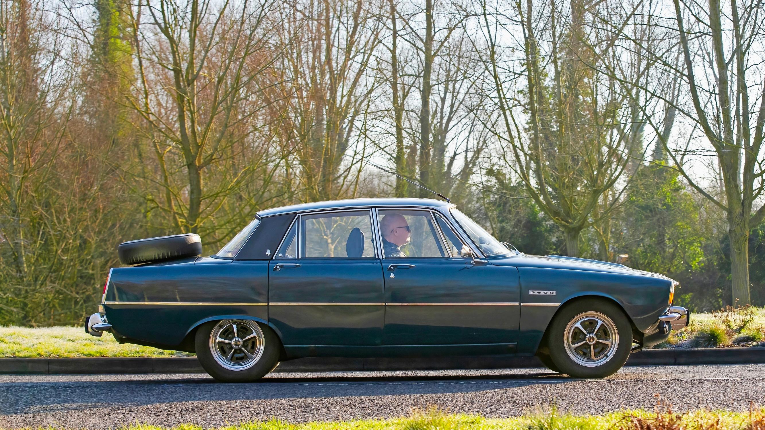 Rover P6. Varapyörä takakontin päällä ja veekasi keulalla. Maantie kutsuu kulkijaa!