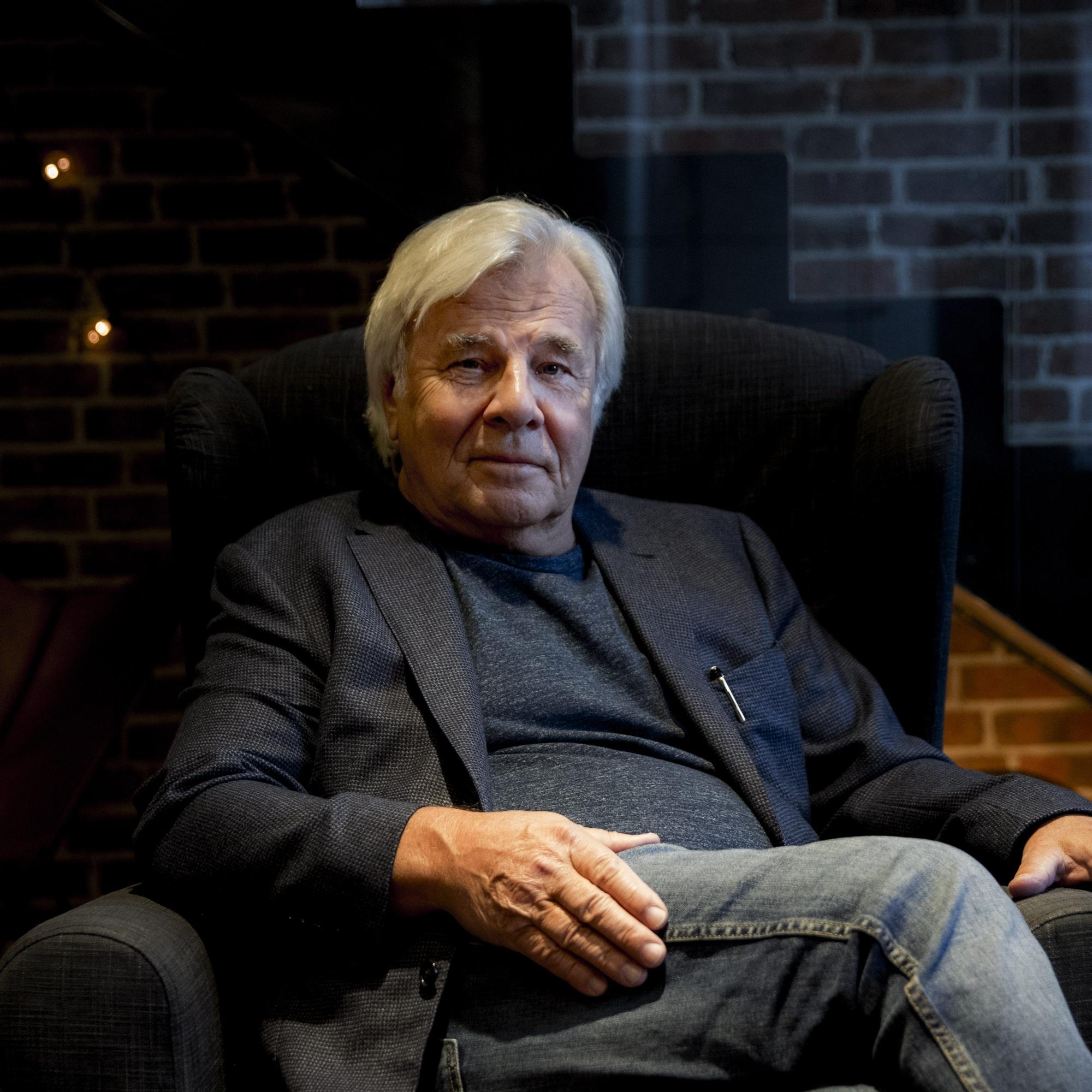 Ruotsin kirjailijatähti Jan Guillou: ”Suomalainen mies on vanhanaikainen miessovinisti”