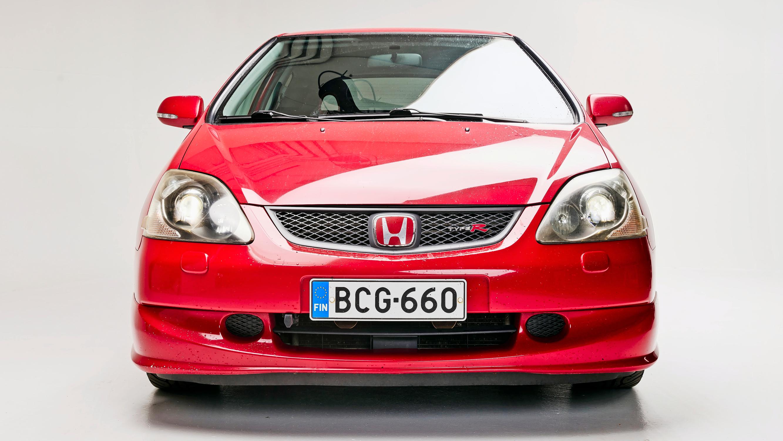 Honda Civic Type R vm. 2005 hengittää ilmaa ja sylkee sen liekkinä ulos