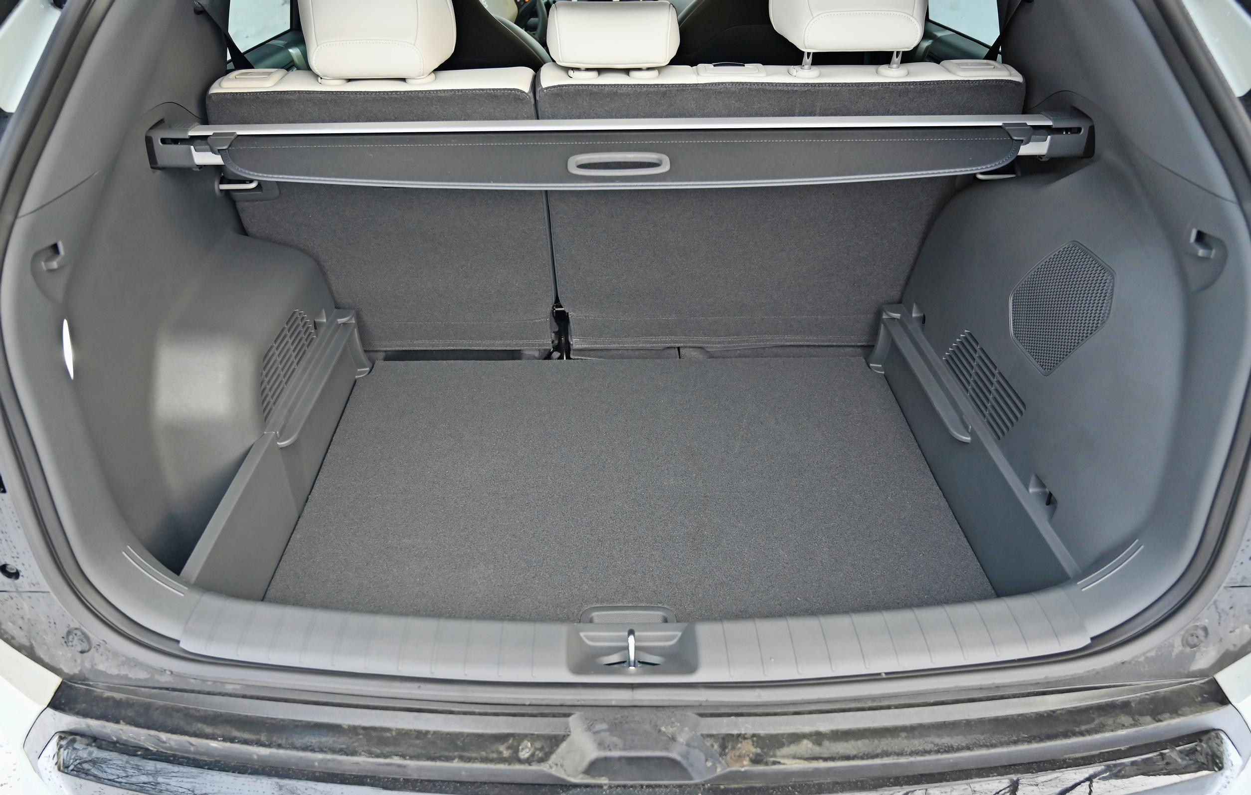 Kia EV3:n tavaratilaan on huomattava nostokynnys, mutta muutoin tilan käytettävyys on sujuvaa. Välipohjan korkeuden voi kätevästi säätää kahteen eri korkeuteen. Laajennus tapahtuu näppärästi ja tilan pohjasta muodostuu käytännössä silloin täysin tasainen.