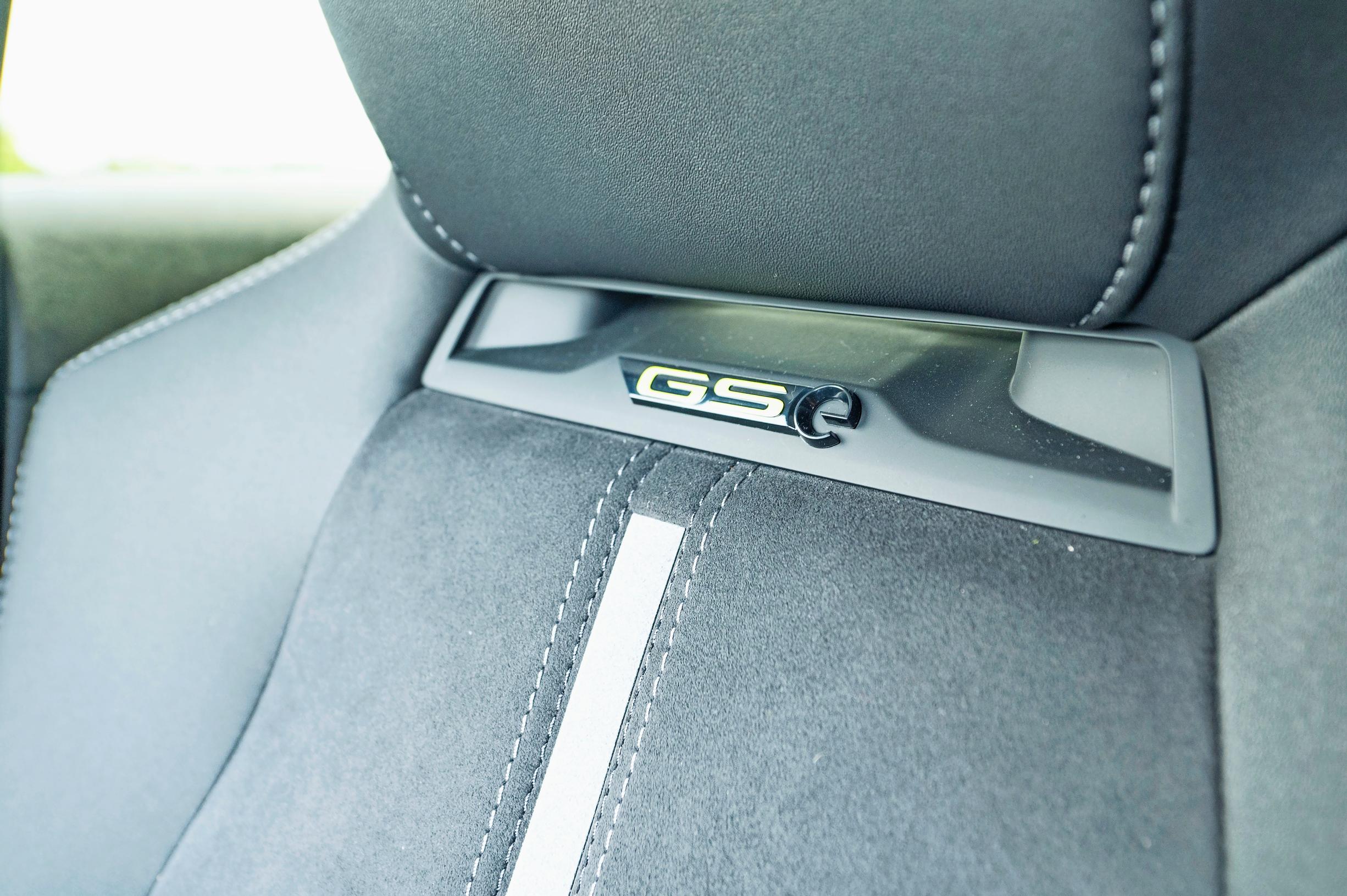 Opel Astra GSe -lataushybridin ulkona ja istuimissa sijaitseva GSe-merkintä paljastaa tietäjille, että ihan karvalakkimallia ei nyt olla ulkoiluttamassa.