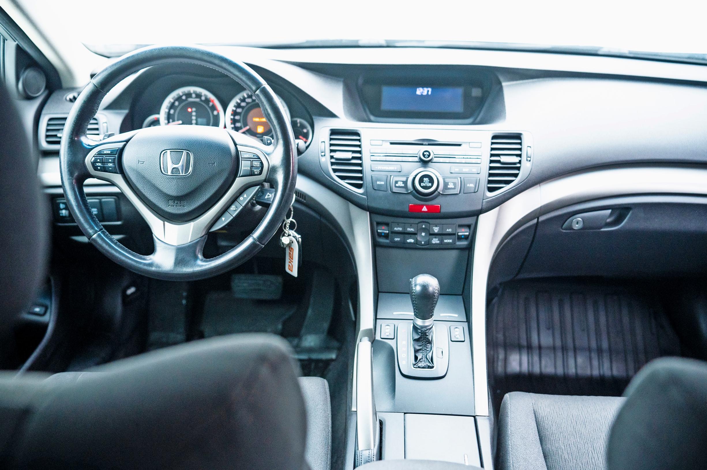 Honda Accordin kojelauta on siisti. Huomatkaa perinteinen virta-avain.