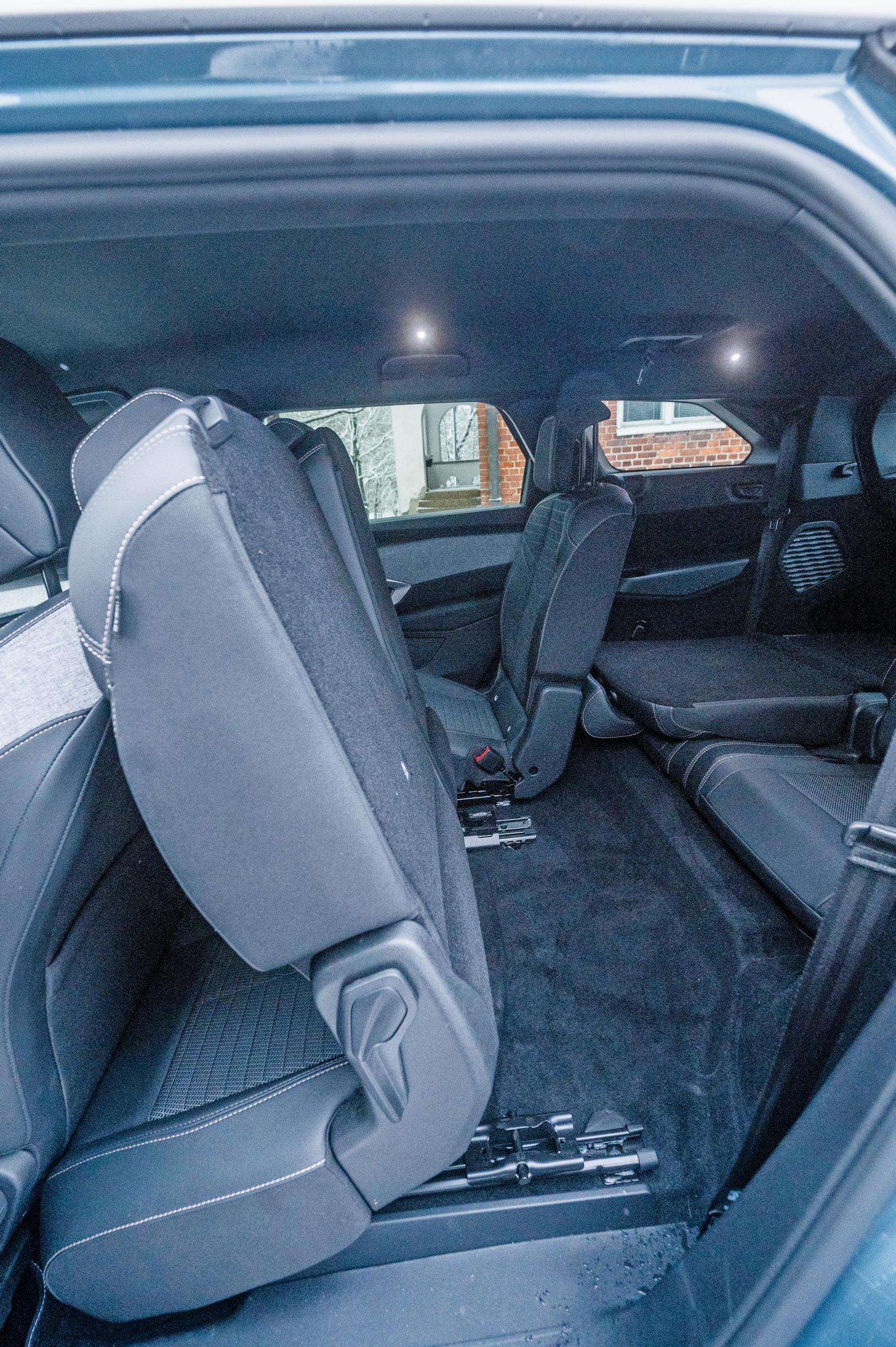 Peugeot E-5008: kolmannelle istuinriville kuljetaan taittamalla varsinainen takapenkki eteen.