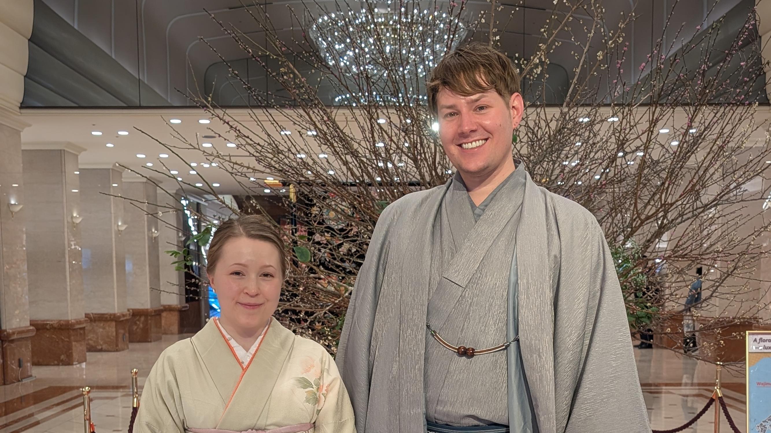 Tokiossa asuvan Pyry Kontion mukaan japanilaisiin pätee sama kuin suomalaisiin: ”Kun kannetaan kaljaa pöytään, niin sitten alkaa tunnelma keventyä”