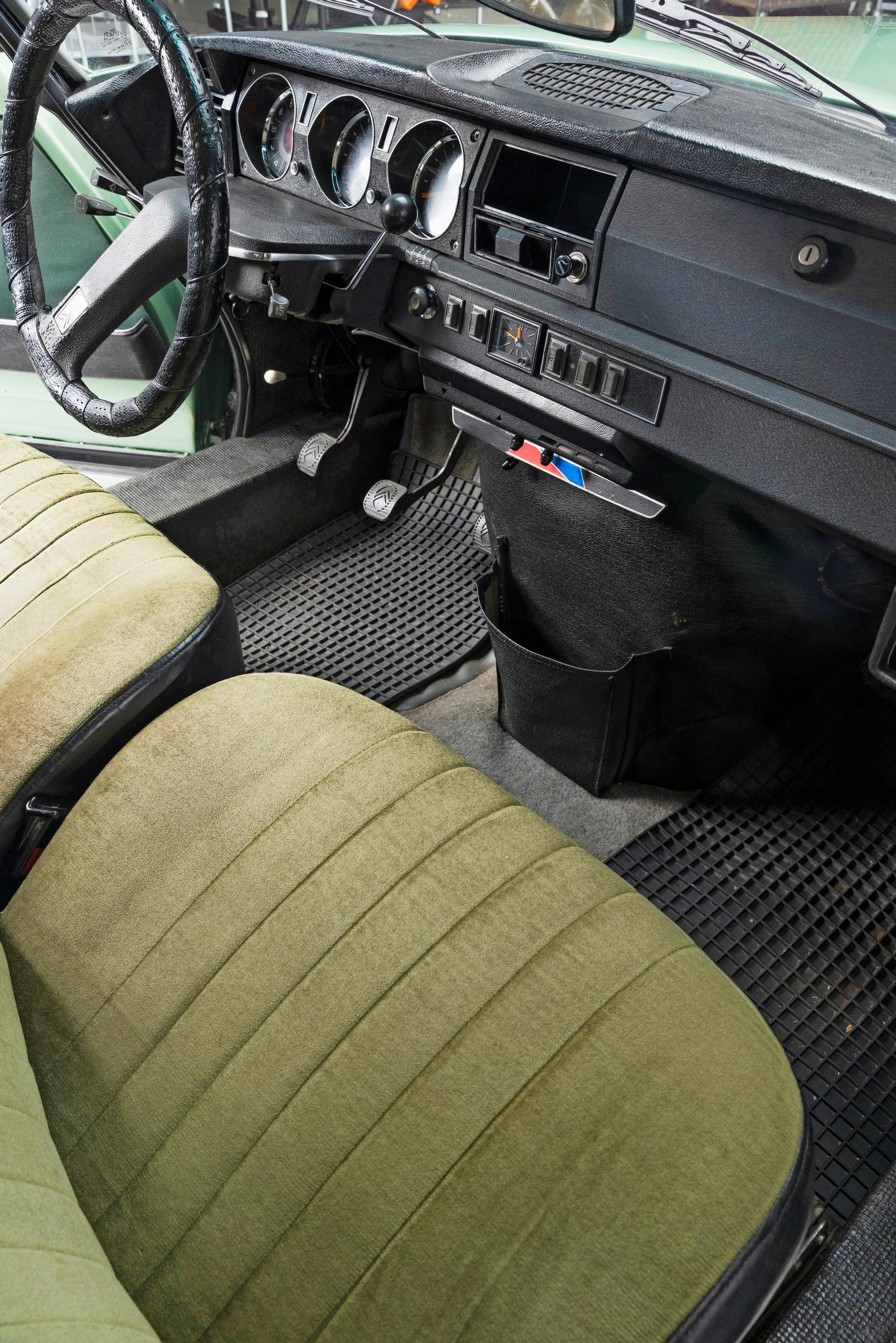 Citroën DS:n avarassa ohjaamossa nautiskellaan matkanteosta.