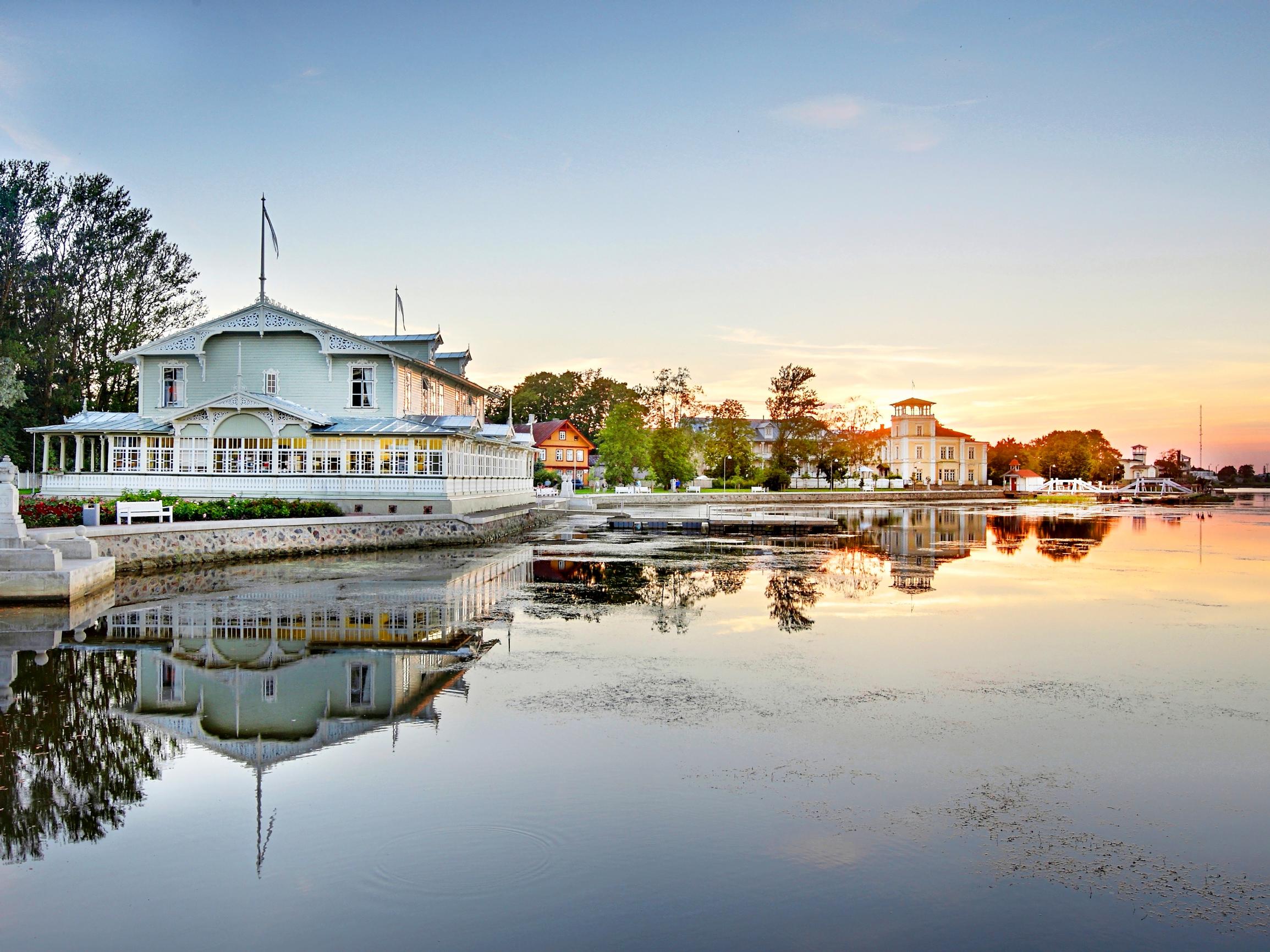 Mikä ihana kesäkaupunki! Valitsimme Viron Haapsalun kiinnostavat nähtävyydet, kahvilat ja majapaikat
