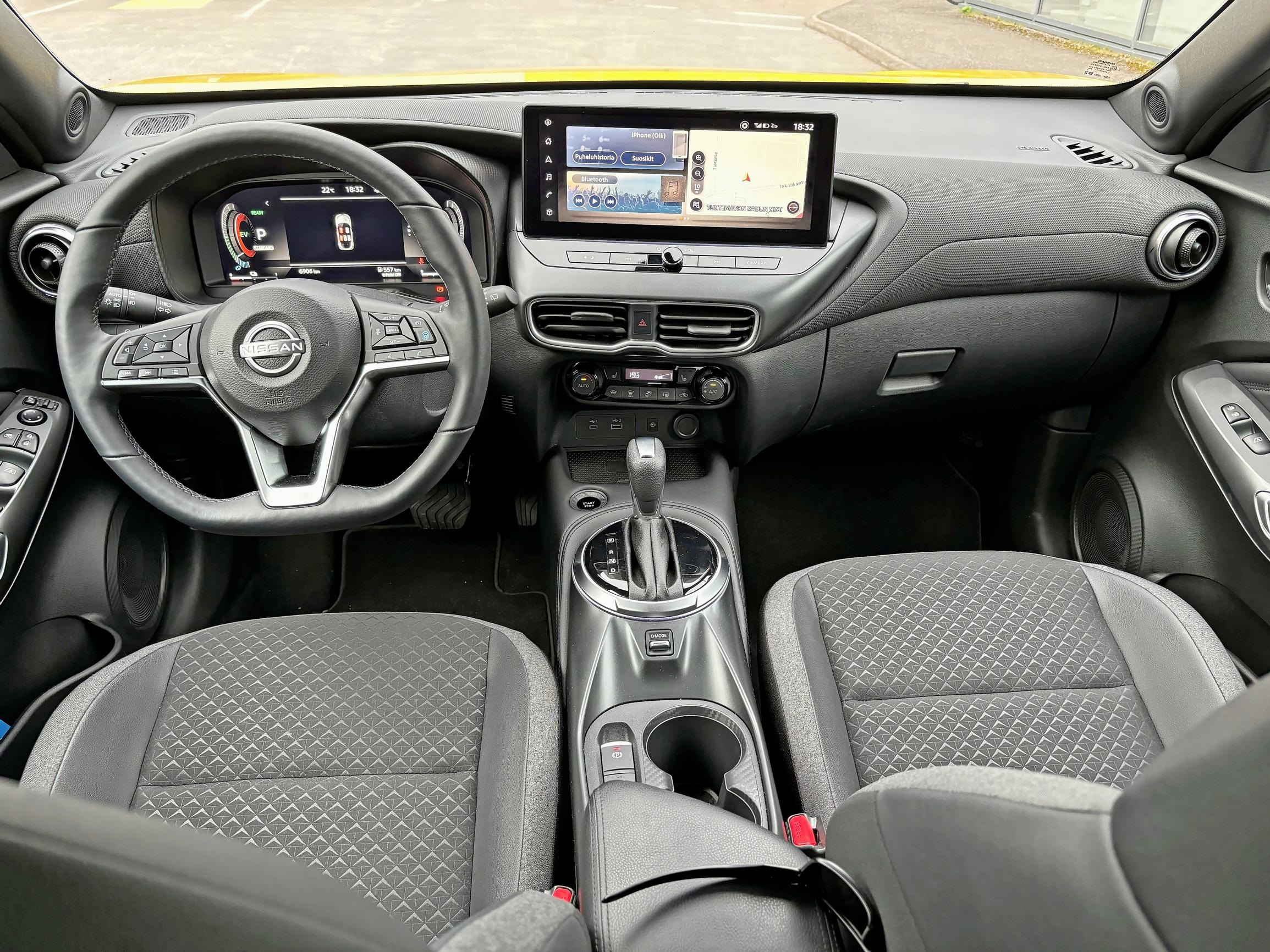 Nissan Juke Hybridin lähtöhintainen Acenta -varustetaso on hieman spartalainen, mutta pykälää ylempi ja vain vajaat 2000 euroa kalliimpi N-Connecta – kuten koeajoautossa – on jo varsin kattava.