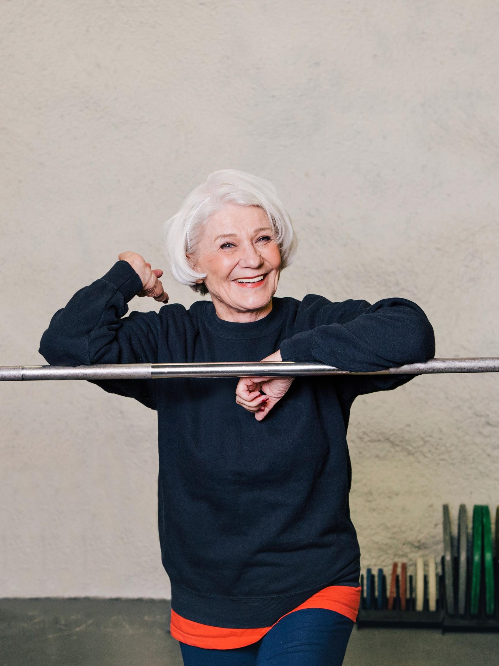 Ritva Oksanen, 82, aloittaa jokaisen päivänsä jumppaamalla: ”Painonnosto pitää ryhdin hyvänä”
