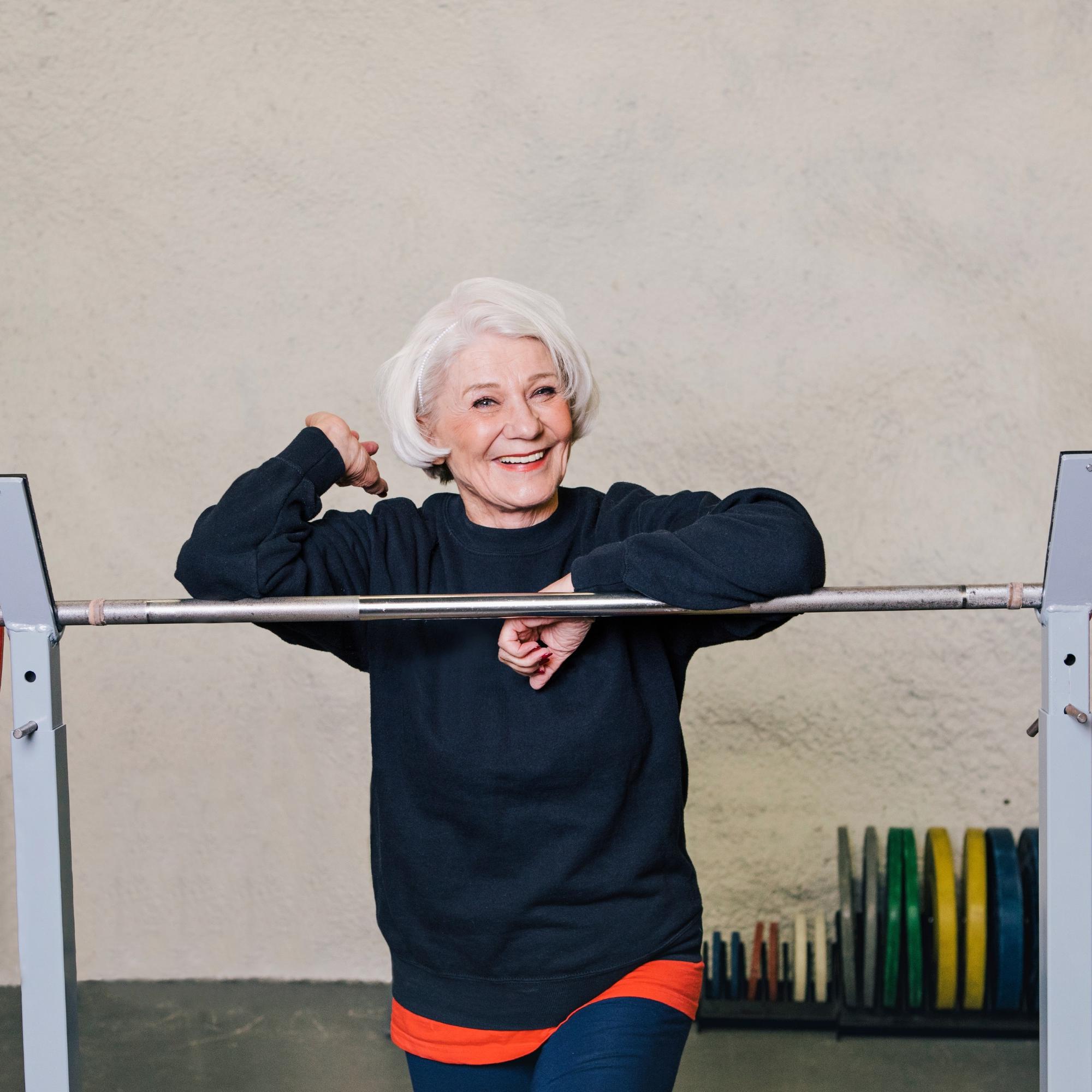 Ritva Oksanen, 82, aloittaa jokaisen päivänsä jumppaamalla: ”Painonnosto pitää ryhdin hyvänä”