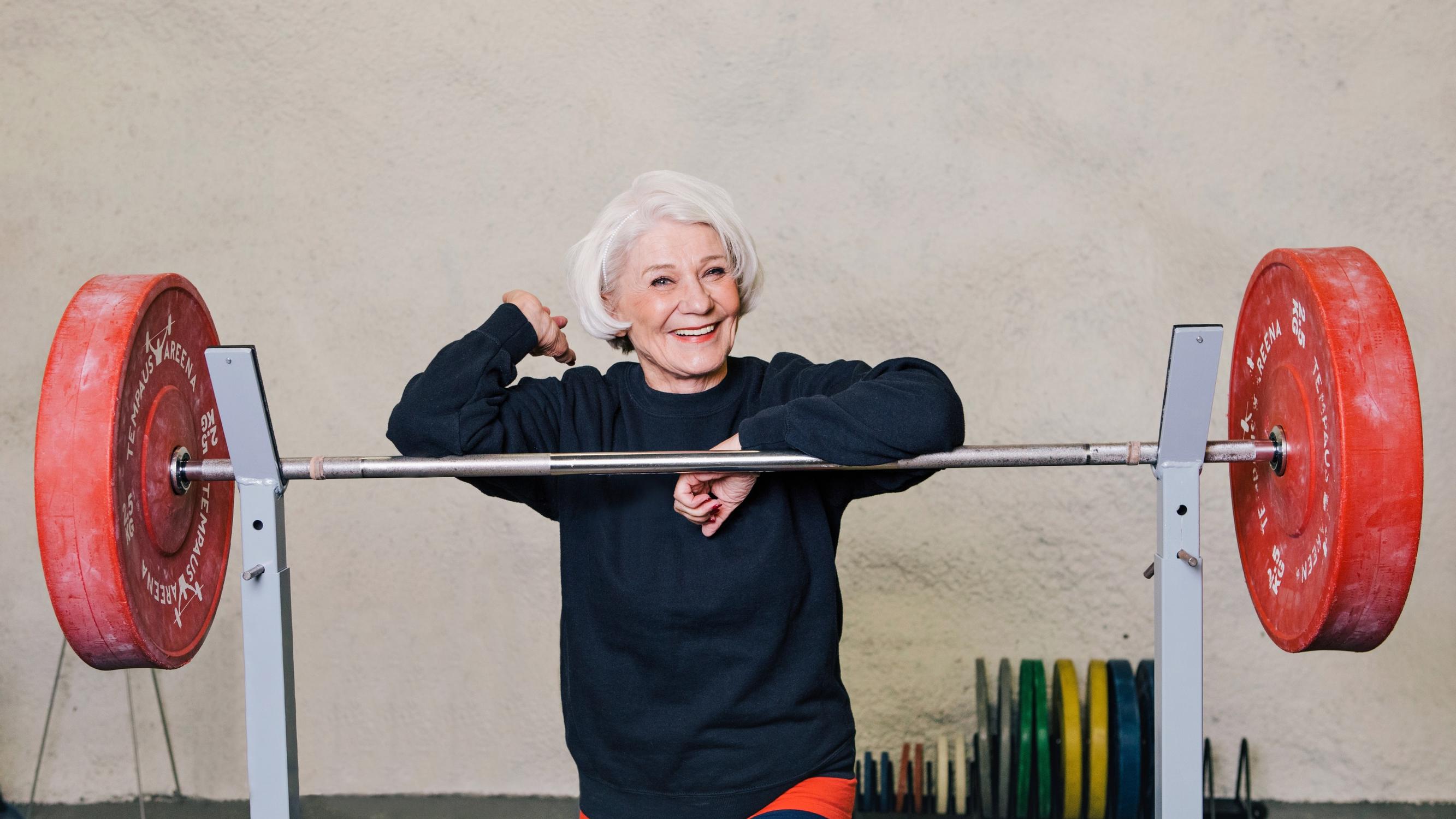 Ritva Oksanen, 82, aloittaa jokaisen päivänsä jumppaamalla: ”Painonnosto pitää ryhdin hyvänä”