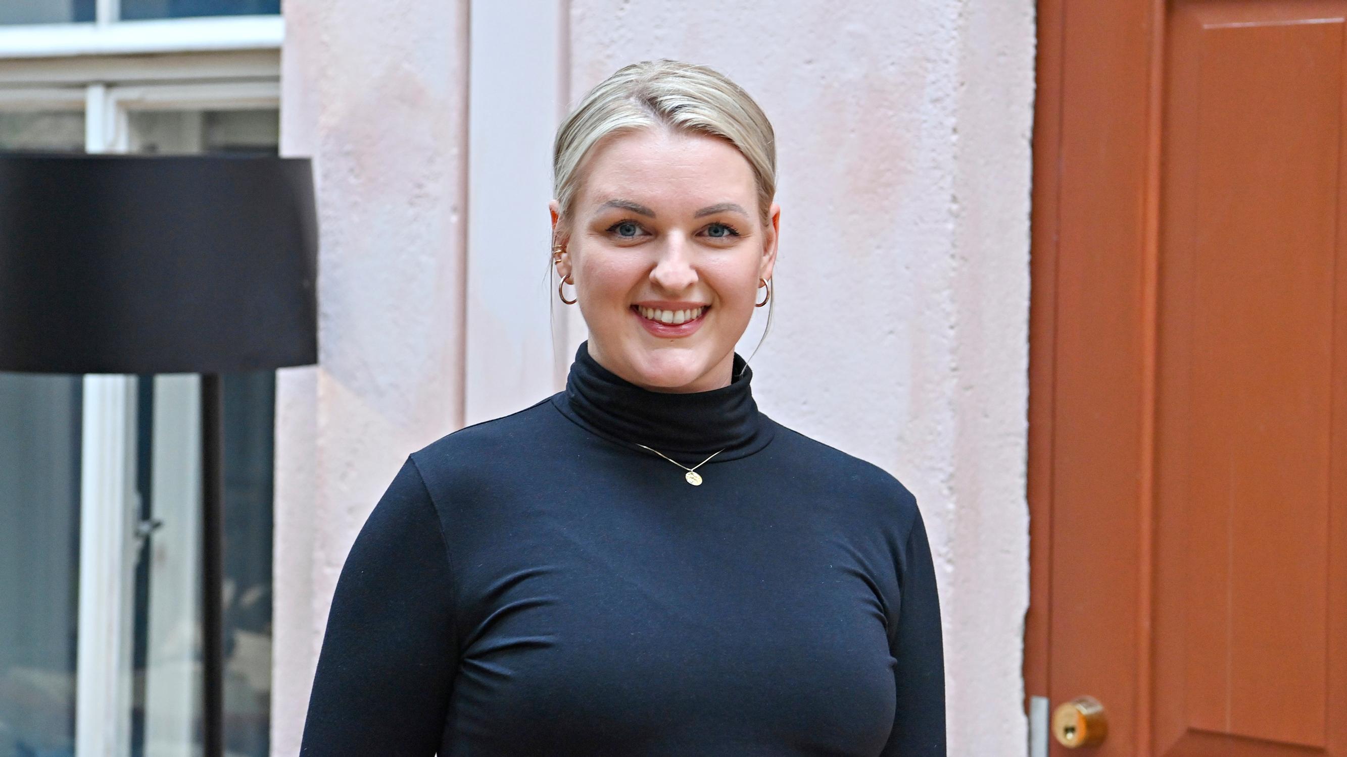 Jenni Poikelus: ”Lapsuuteni sitkein haave oli koira – Vein pulloja kauppaan, ostin karkkia ja myin kalliimmalla – Teini-iässä kaikki säästöt menivät rillutteluun”