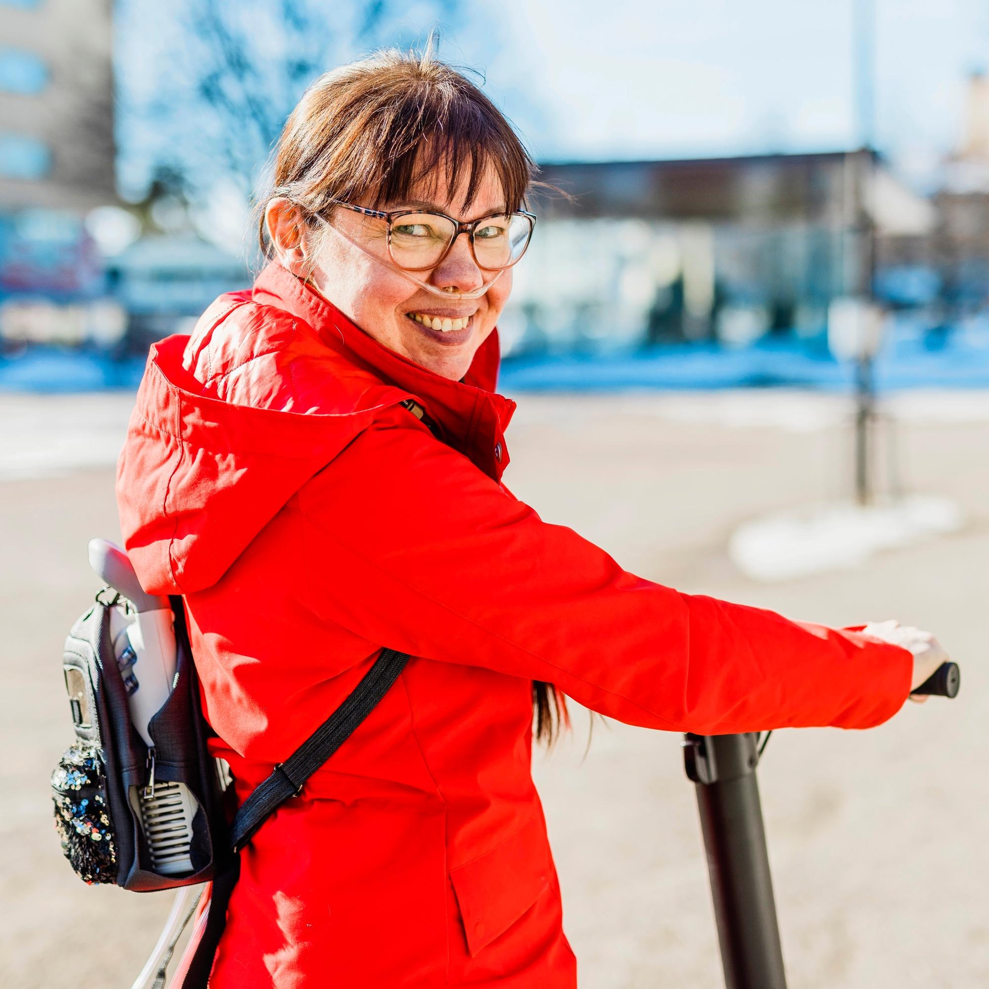 Keuhkoahtaumatauti yllätti Helin mutta hän ei häpeä: "Happiviiksien kanssa voi tanssiakin"