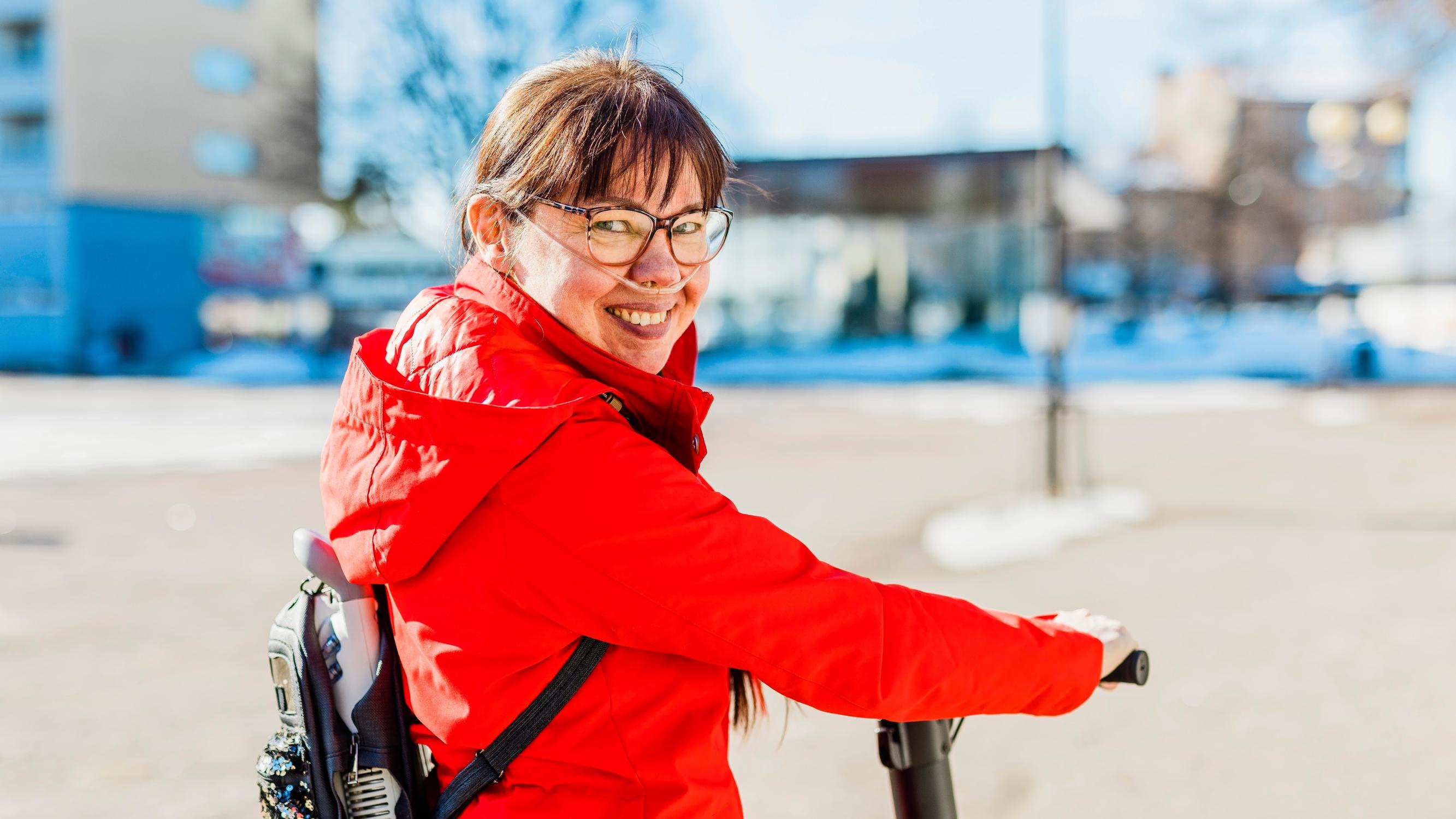 Keuhkoahtaumatauti yllätti Helin mutta hän ei häpeä: "Happiviiksien kanssa voi tanssiakin"