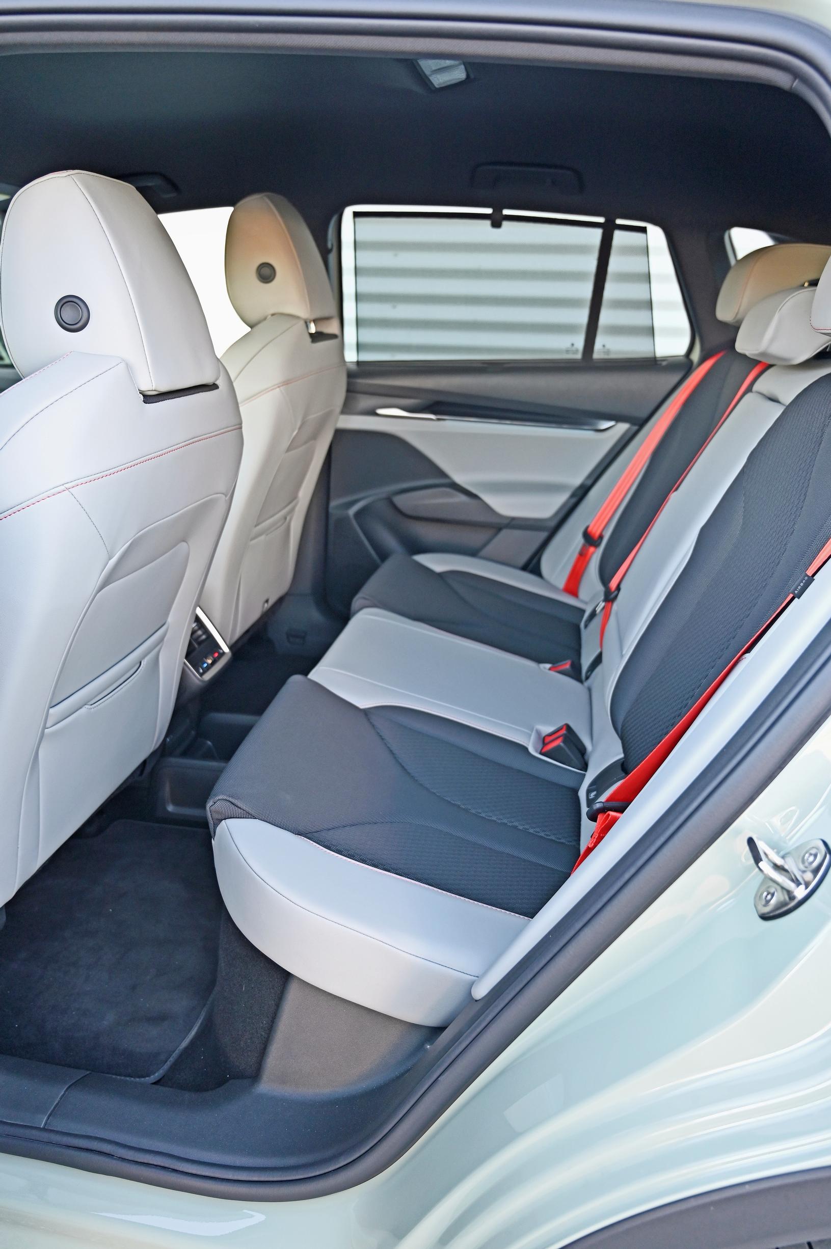 Skoda Elroq 85 Stylen takana saa nauttia hyvistä jalka- ja pääntiloista, hartiatilaa on kolmelle hengelle niukemmin.