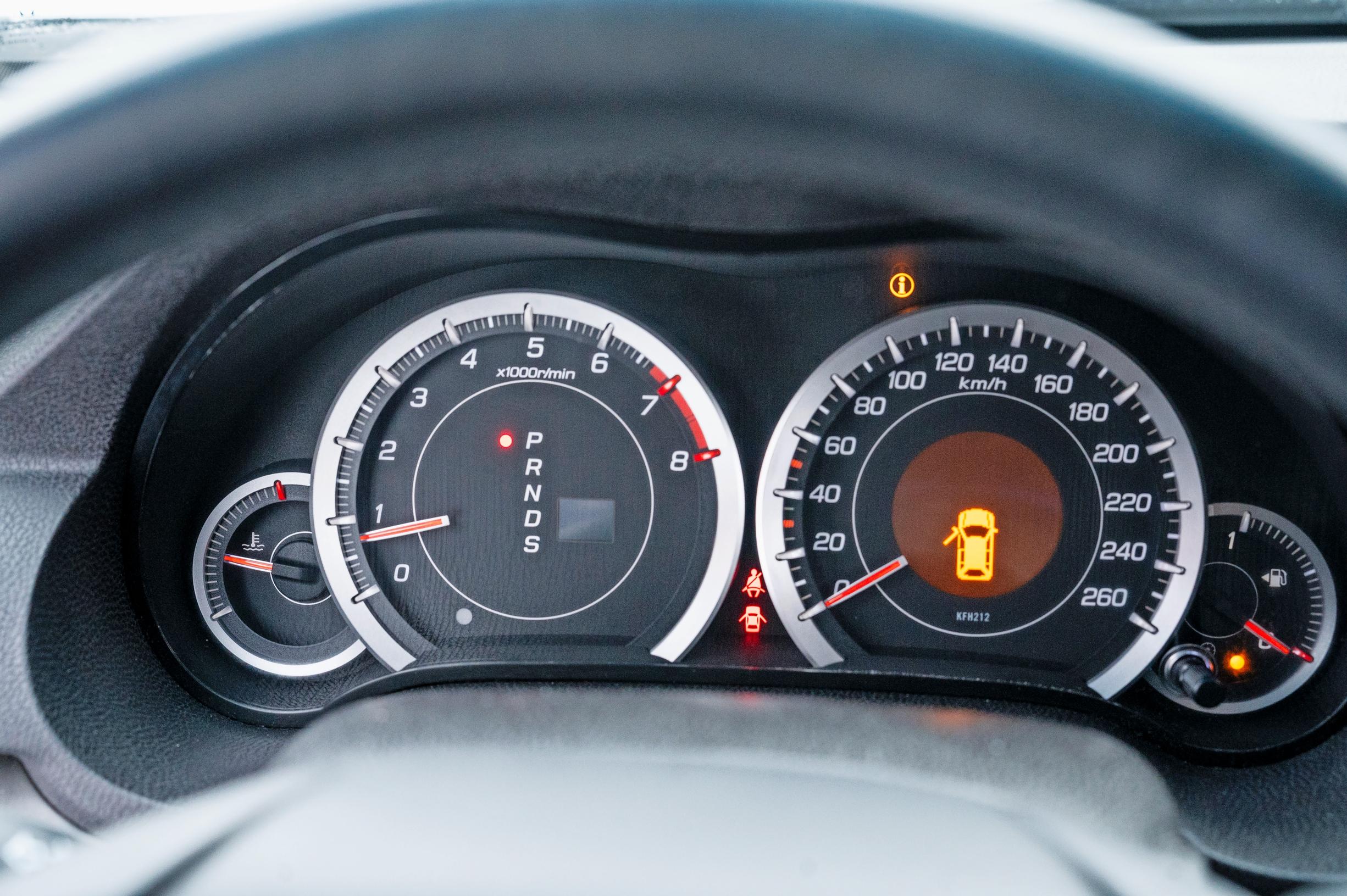 Honda Accordin kierroslukumittarin punaraja puhuu selkeää kieltä: saa antaa kenkää!