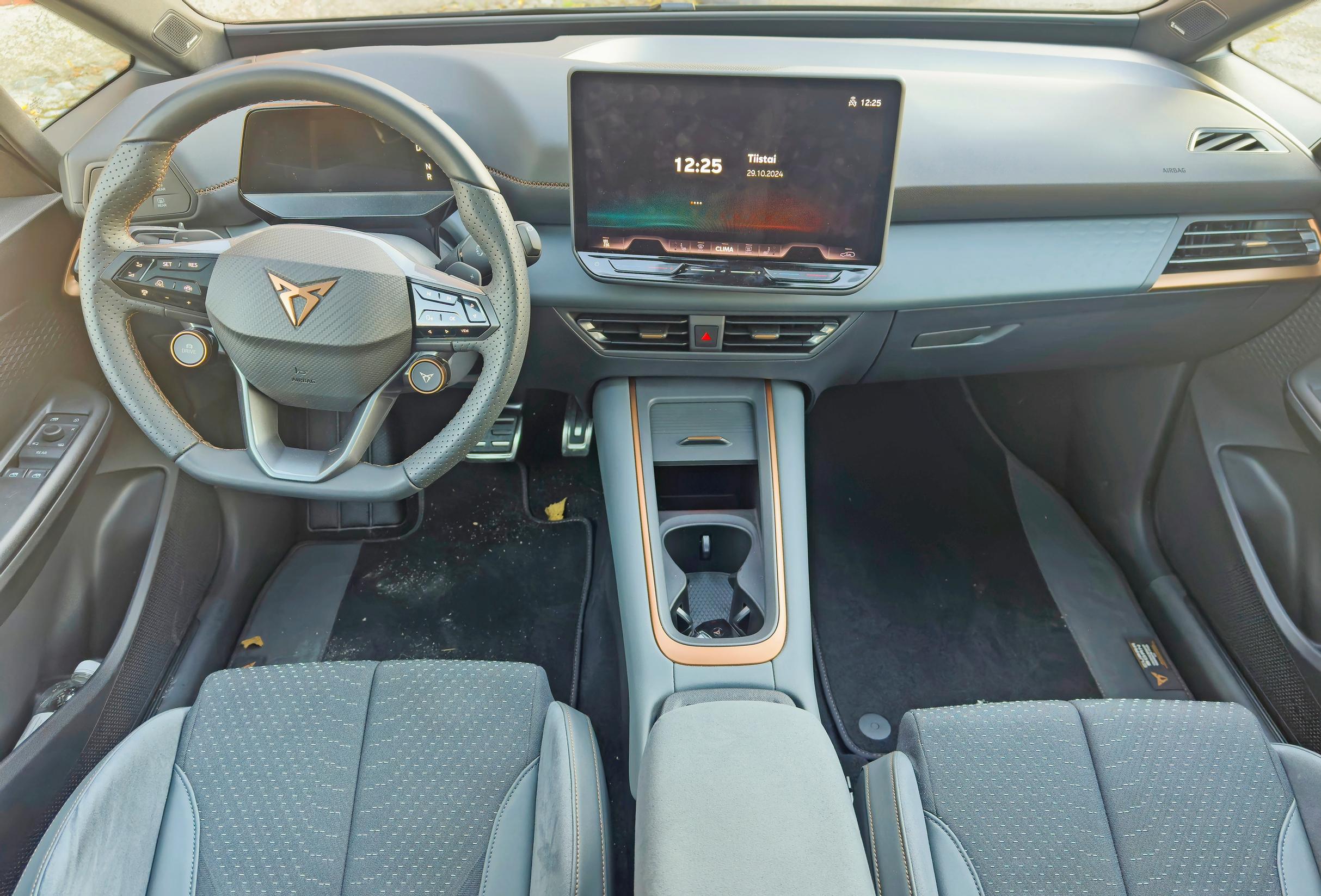 Cupra Born VZ:ssa on kupariväriä käytetty reippaasti. Se on tuttua Cupraa.