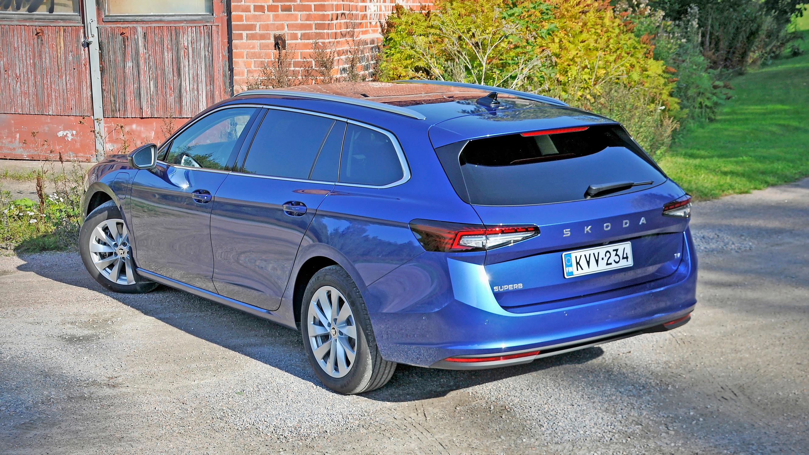 Skoda Superb Combi PHEV on erinomainen valinta taloudellisuutta, tilaa ja ajo-ominaisuuksia painottavalle perheelliselle