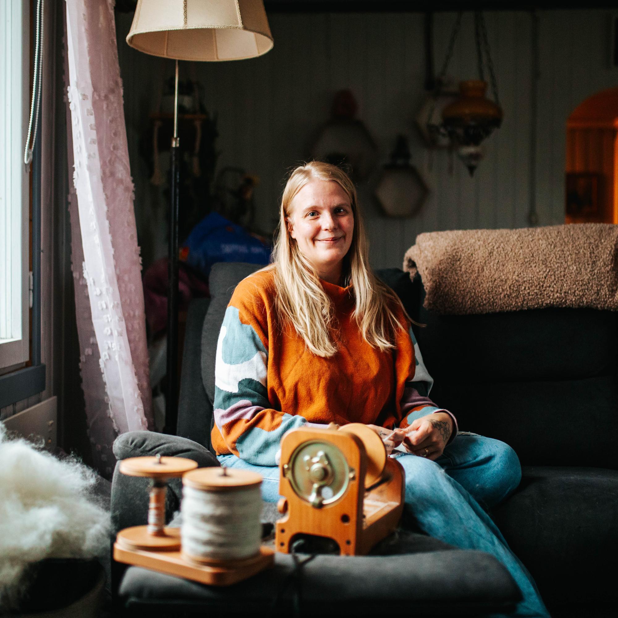 Mikkeliläinen Mona Tiirikainen kehrää tilauksesta lankaa vaikka kuolleen koiran karvasta – Katso video