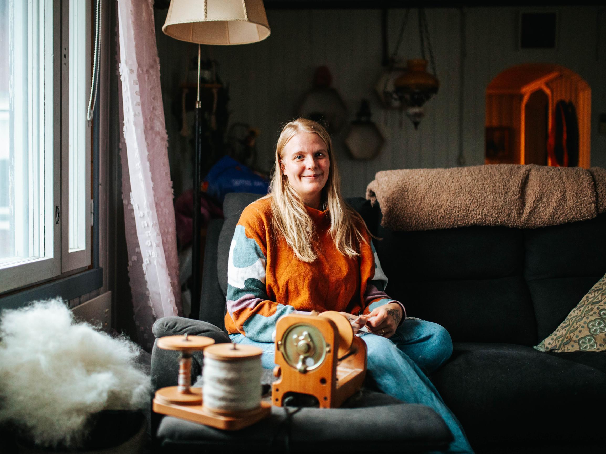 Mikkeliläinen Mona Tiirikainen kehrää tilauksesta lankaa vaikka kuolleen koiran karvasta – Katso video