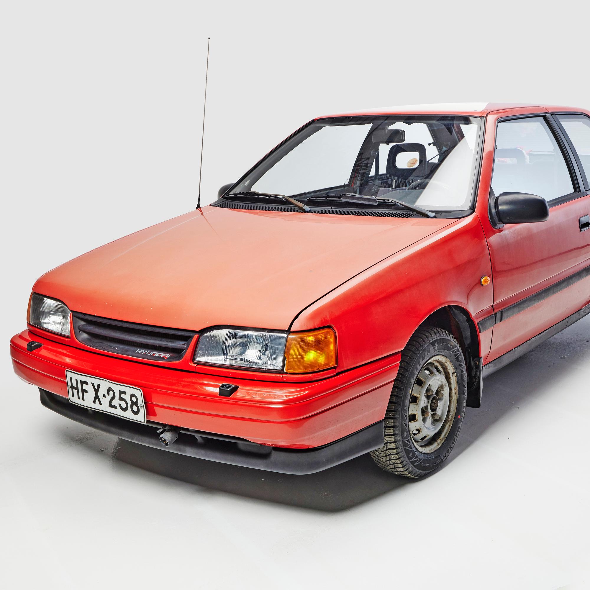 Hyundai Pony 2d 1.5 GL vm. 1991 – Kun Hyundai alkoi löytää tietään 90-luvun alussa Suomeen, tämä pieni ja punainen tuli ensimmäisten joukossa