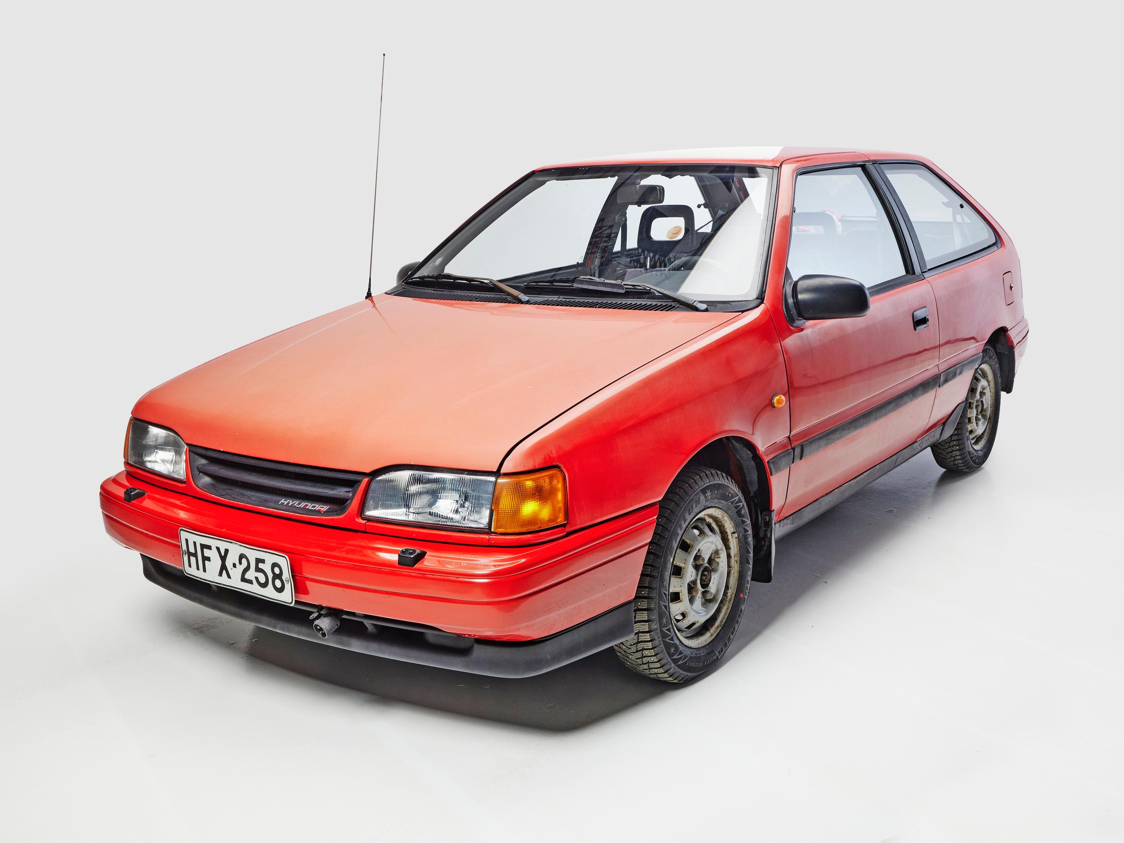Hyundai Pony 2d 1.5 GL vm. 1991 – Kun Hyundai alkoi löytää tietään 90-luvun alussa Suomeen, tämä pieni ja punainen tuli ensimmäisten joukossa
