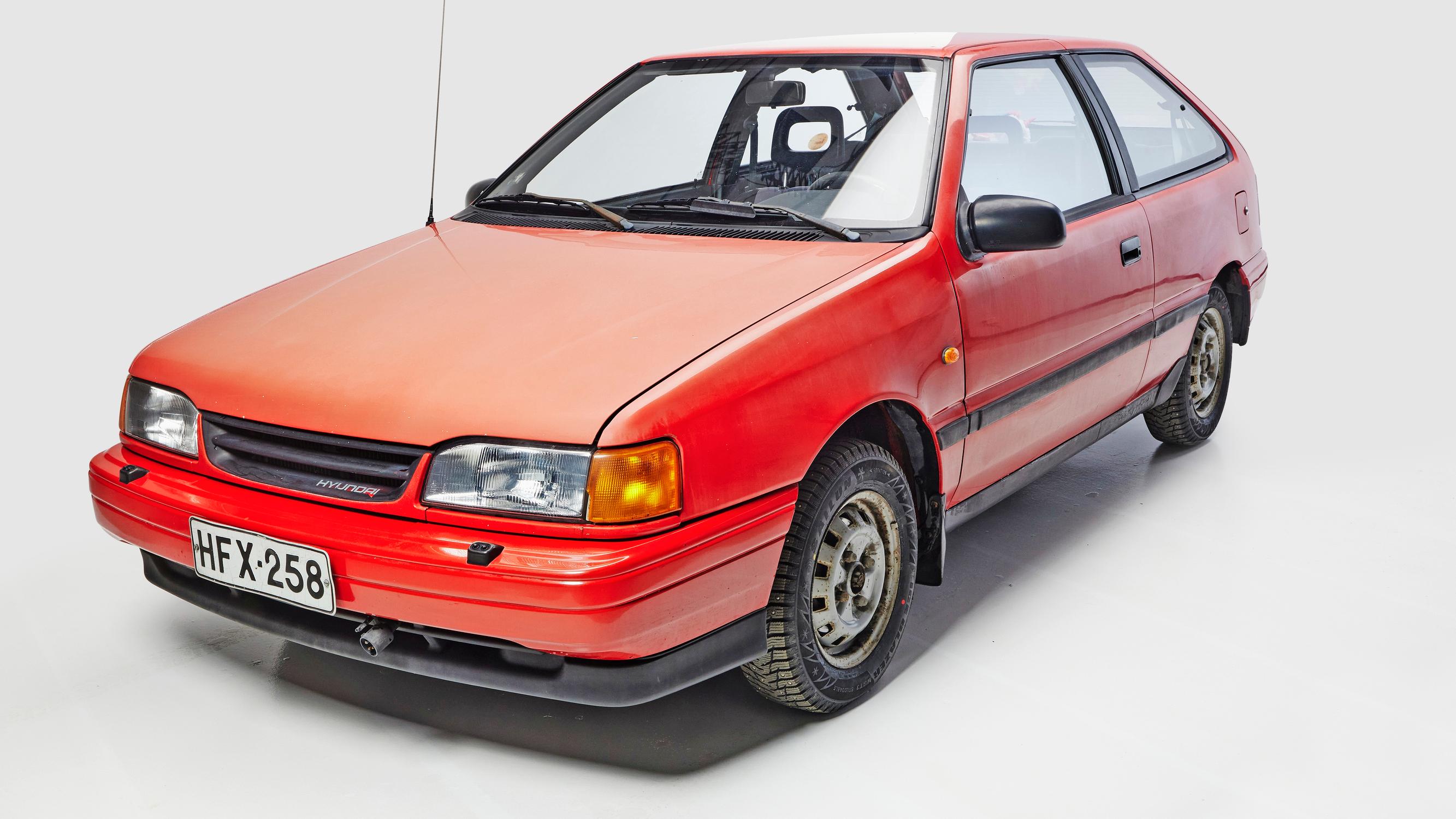Hyundai Pony 2d 1.5 GL vm. 1991 – Kun Hyundai alkoi löytää tietään 90-luvun alussa Suomeen, tämä pieni ja punainen tuli ensimmäisten joukossa