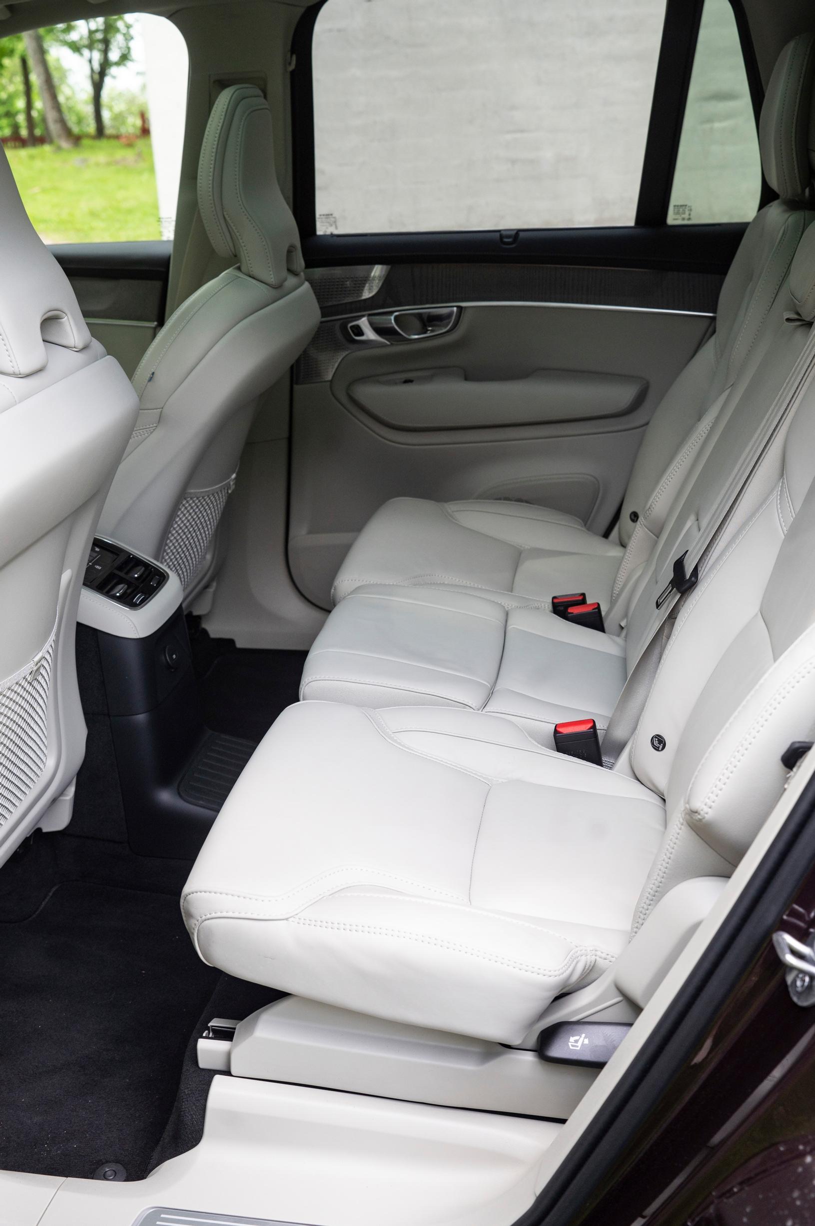 Volvo XC90:n takana on valtiomiestason tilat.