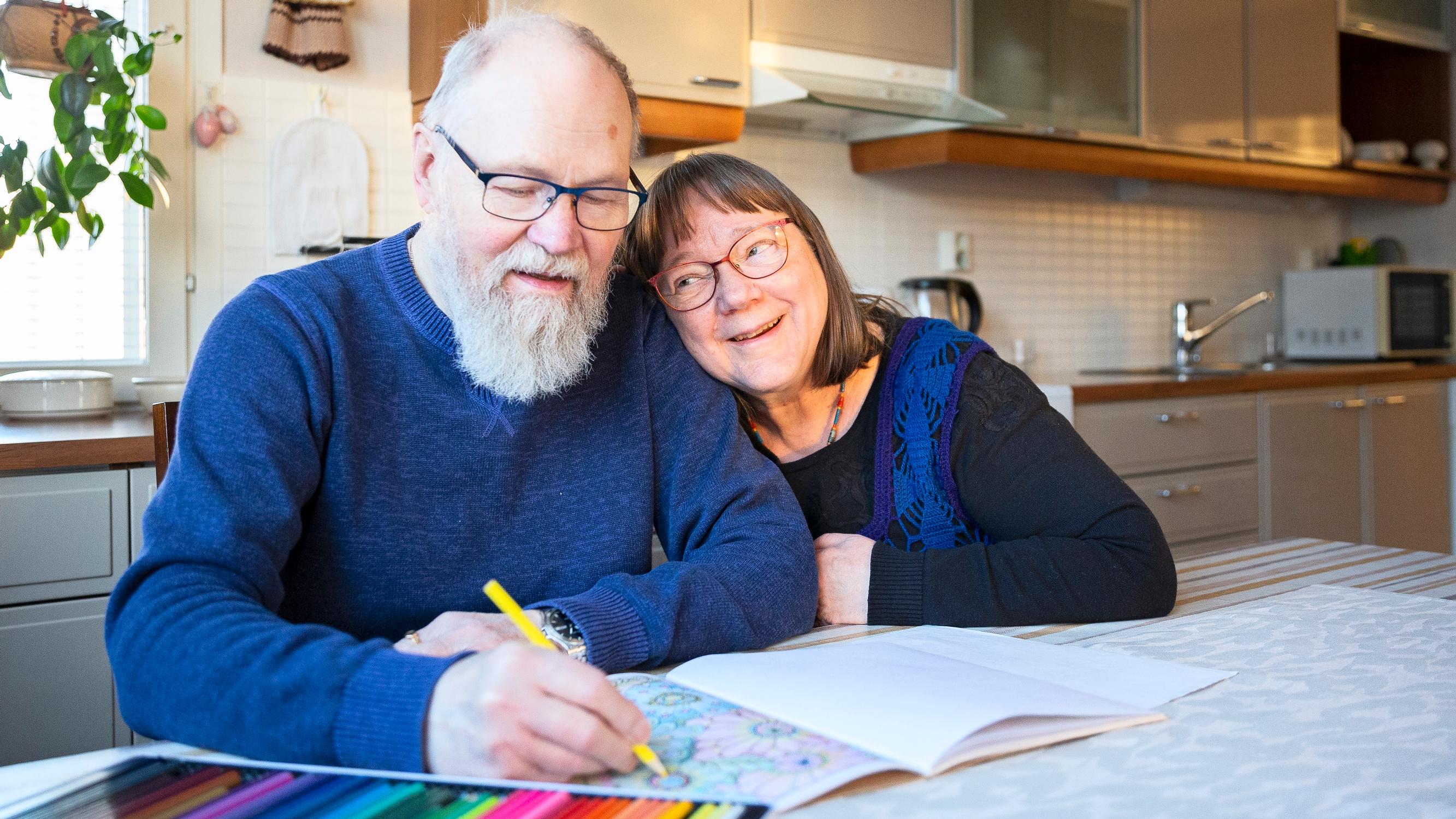 Aviomiehen Alzheimer ei määrää Juntusen pariskunnan arkea: ”Ei kannata pukeutua mustiin, ennen kuin on aika"